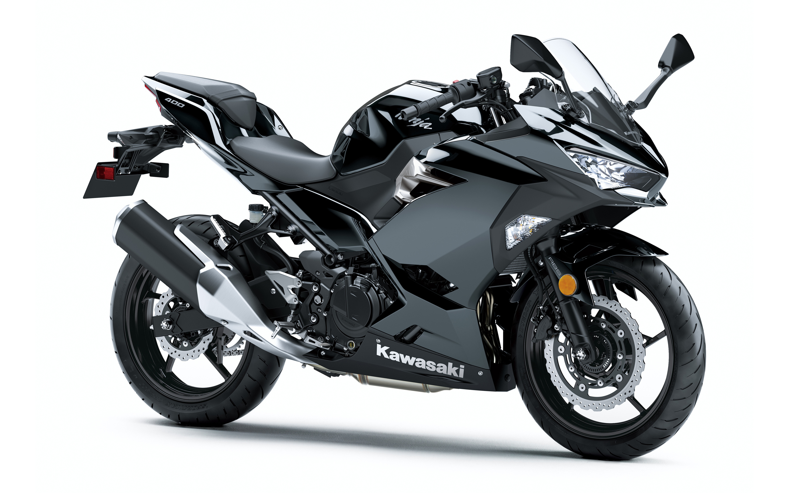 Большой мотоцикл Kawasaki Ninja 400 на белом фоне
