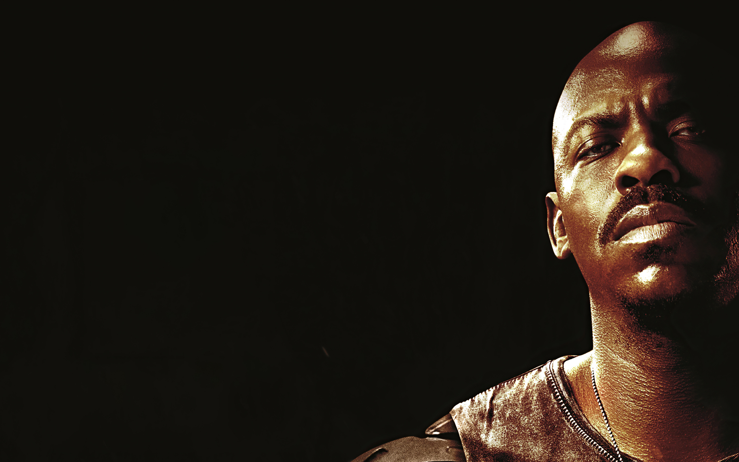 Джакс персонаж фильма Мортал Комбат на черном фоне, 2021