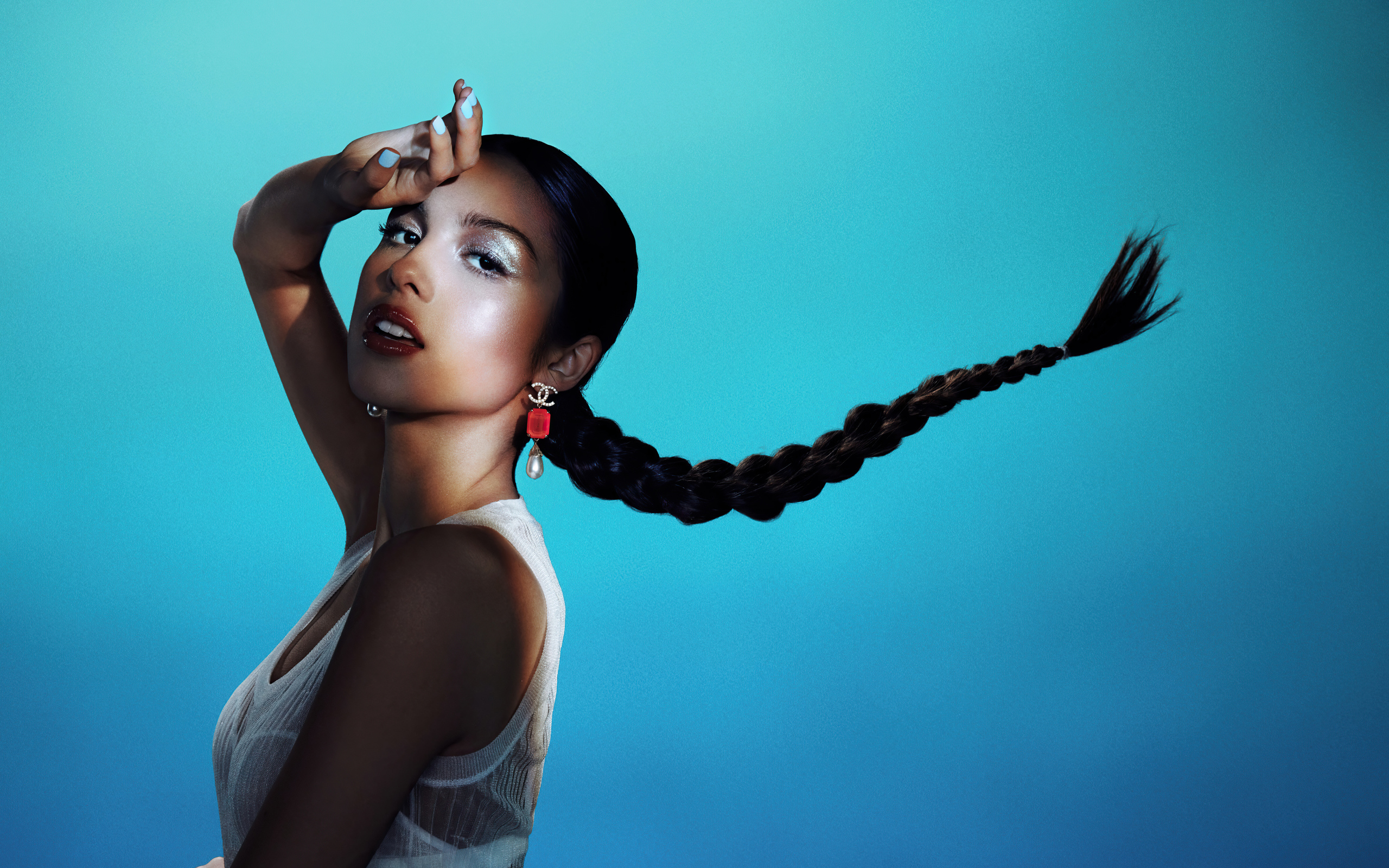 Американская певица Оливия Родриго на голубом фоне