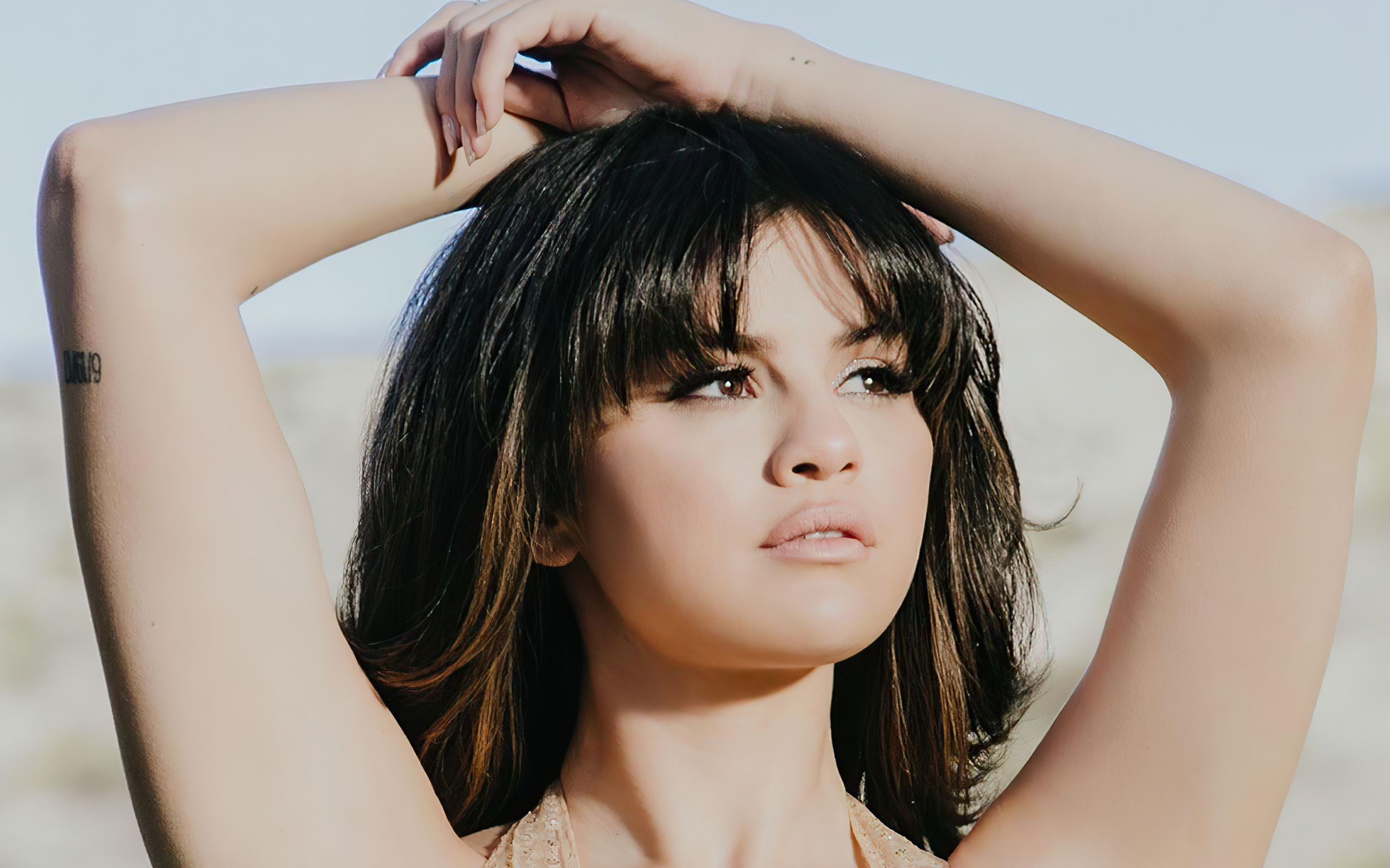 Американская певица Селена Гомес в поднятыми руками