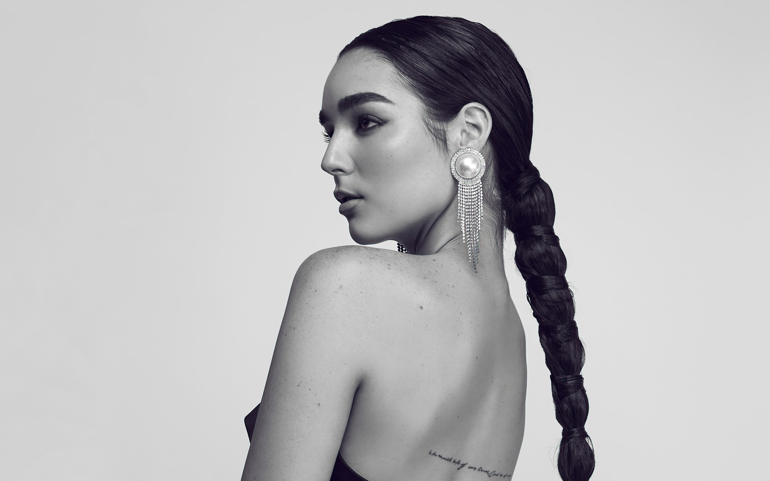 Красивая певица Индиана Массара на сером фоне