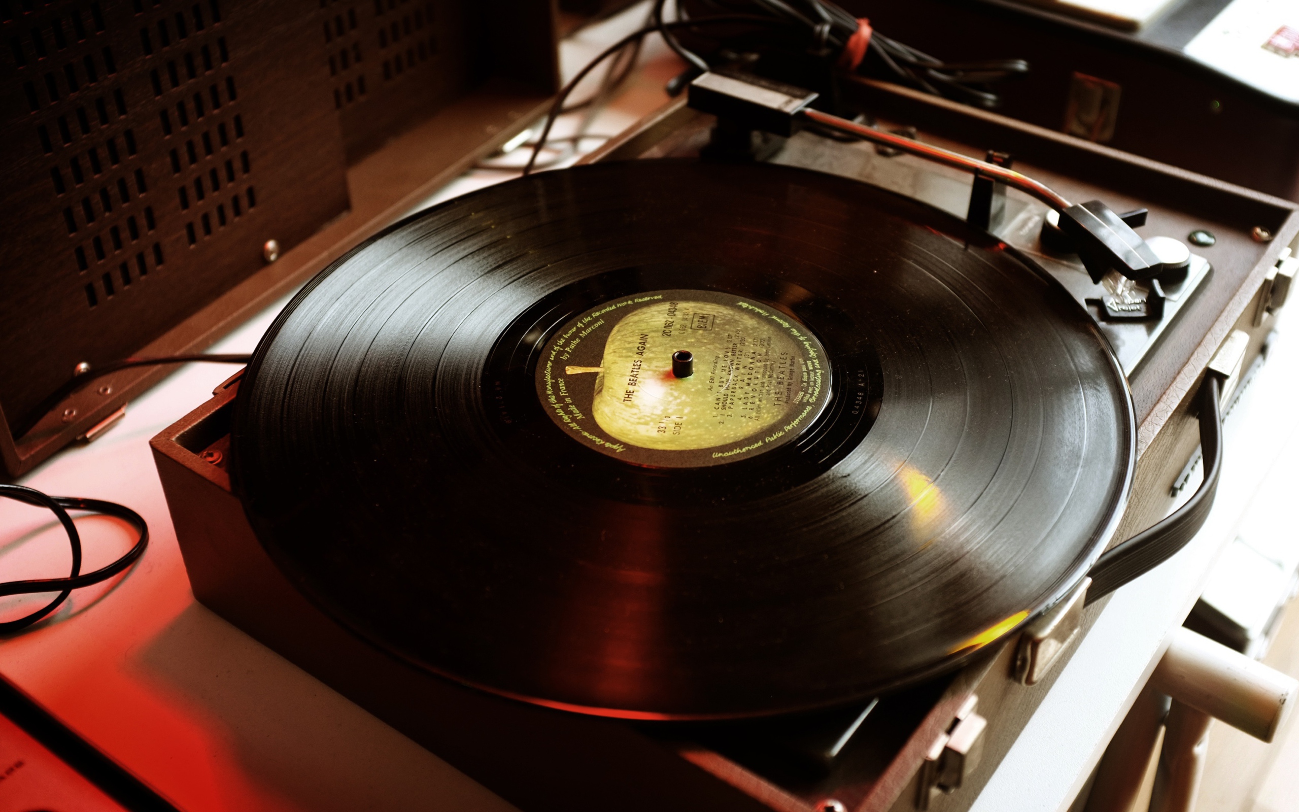 Старый проигрыватель для пластинок