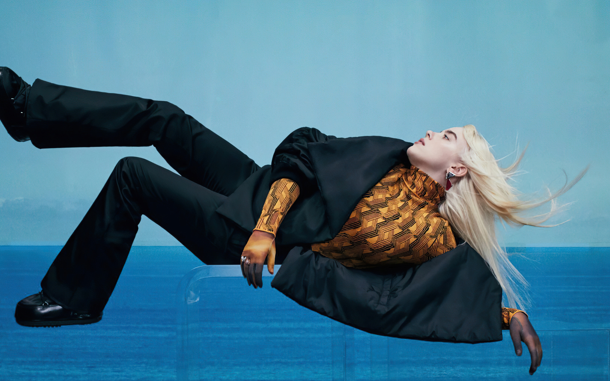 Певица Билли Айлиш на голубом фоне