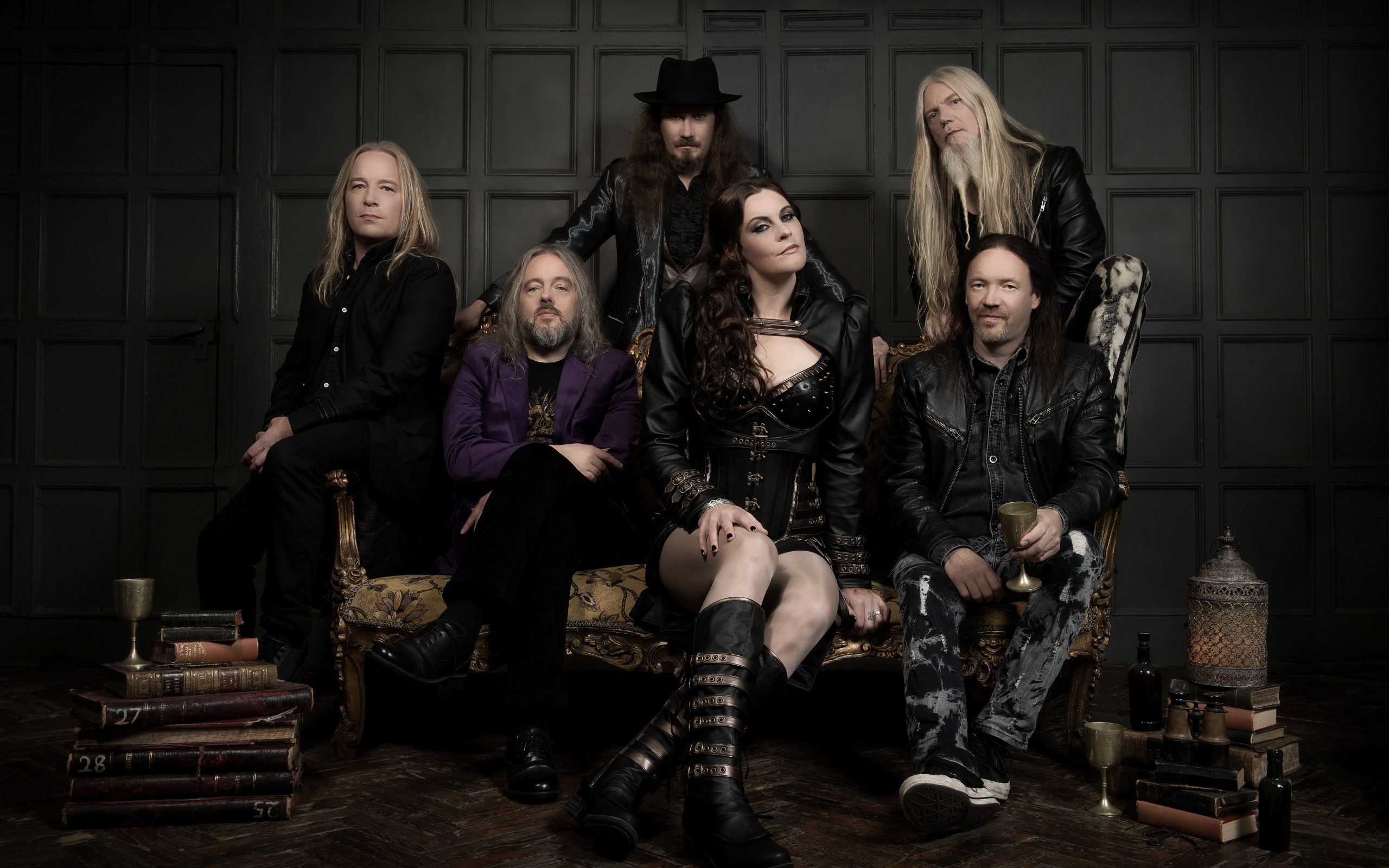 Состав группы Nightwish сидит на диване