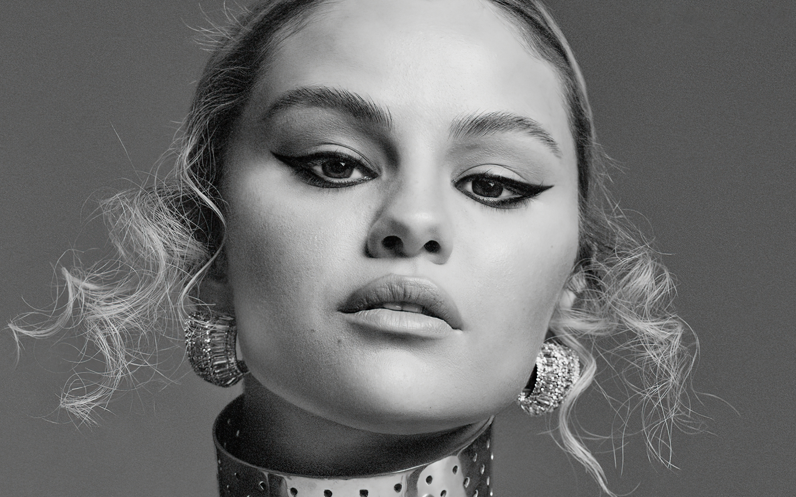 Лицо певицы Селена Гомес на сером фоне