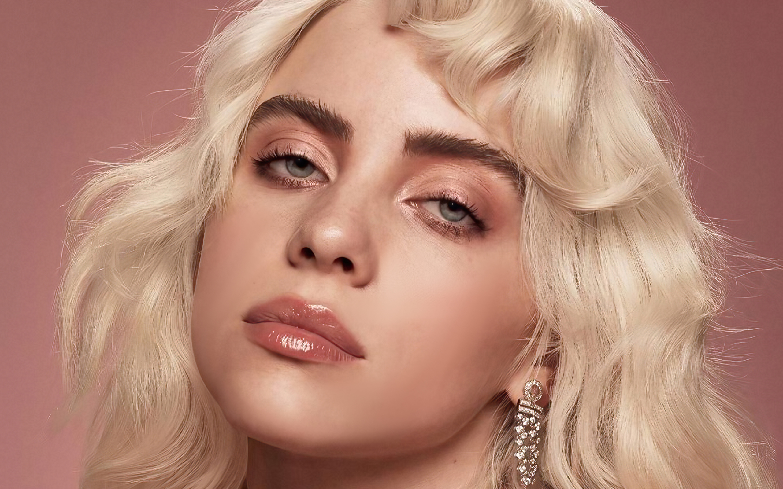 Молодая блондинка Билли Айлиш лицо на розовом фоне