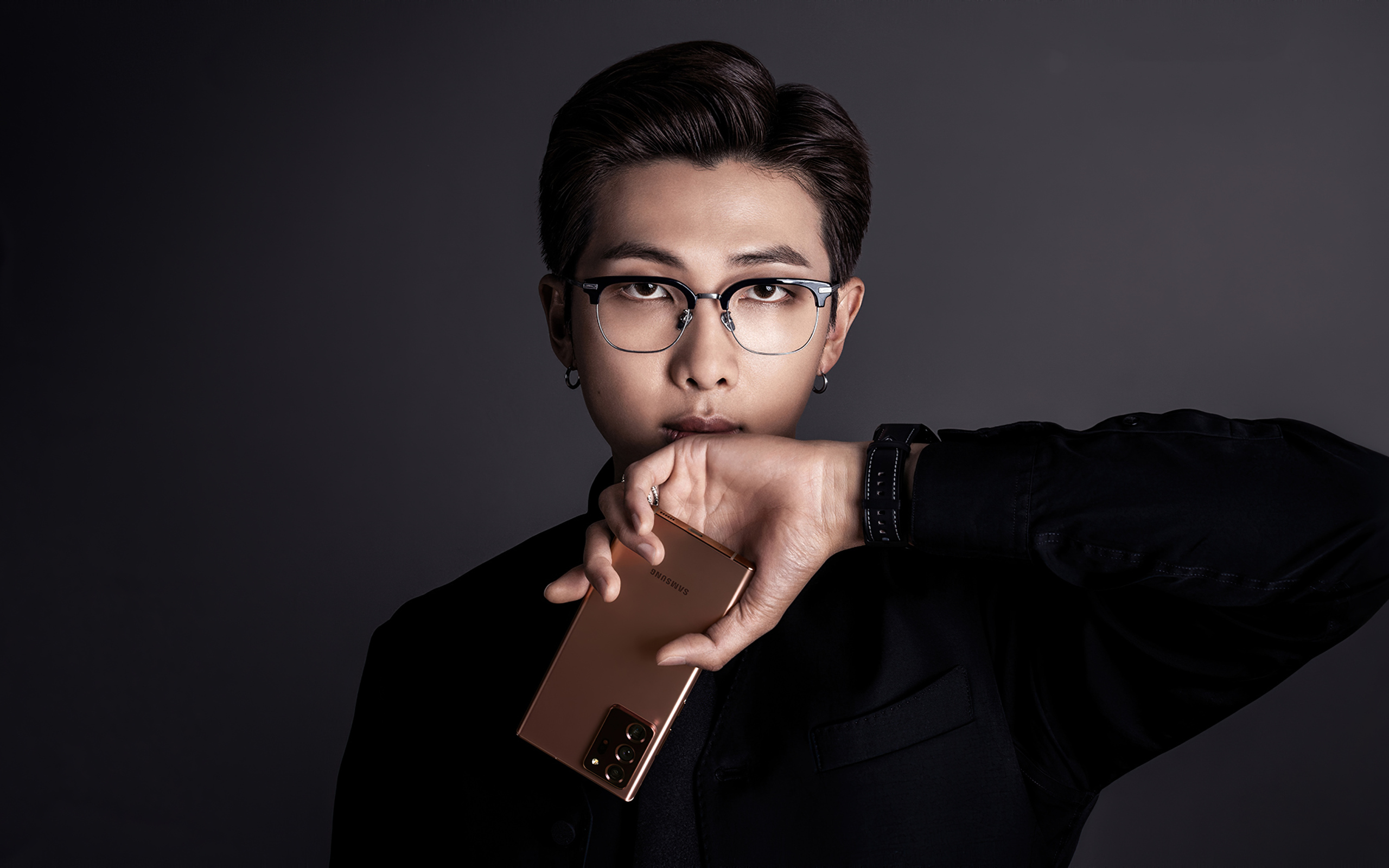 Молодой парень Rm участник группы BTS с телефоном