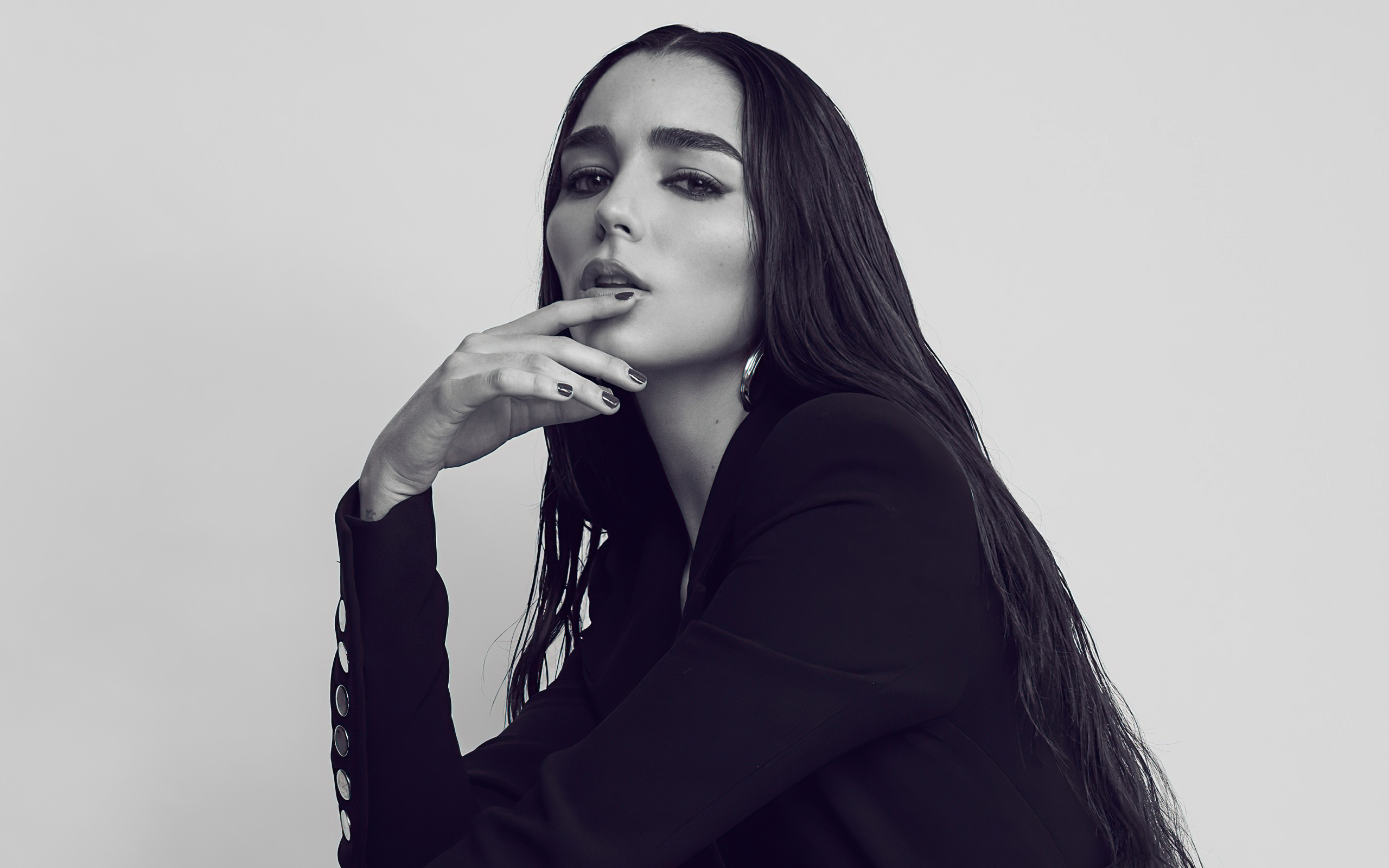 Молодая певица Индиана Массара в черном наряде