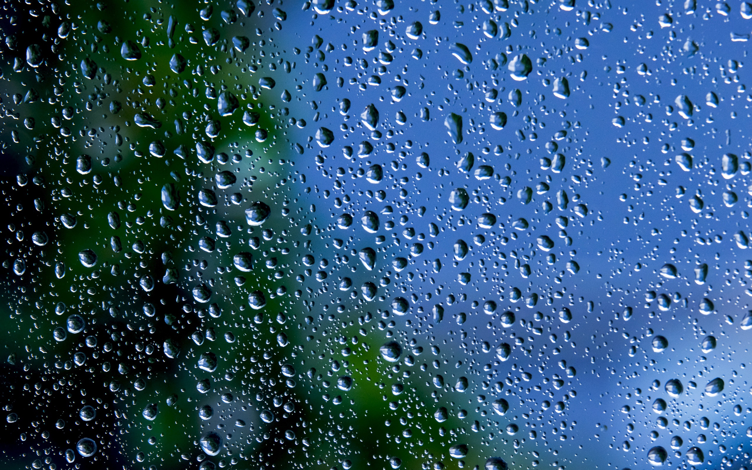 Голубое стекло с каплями дождя