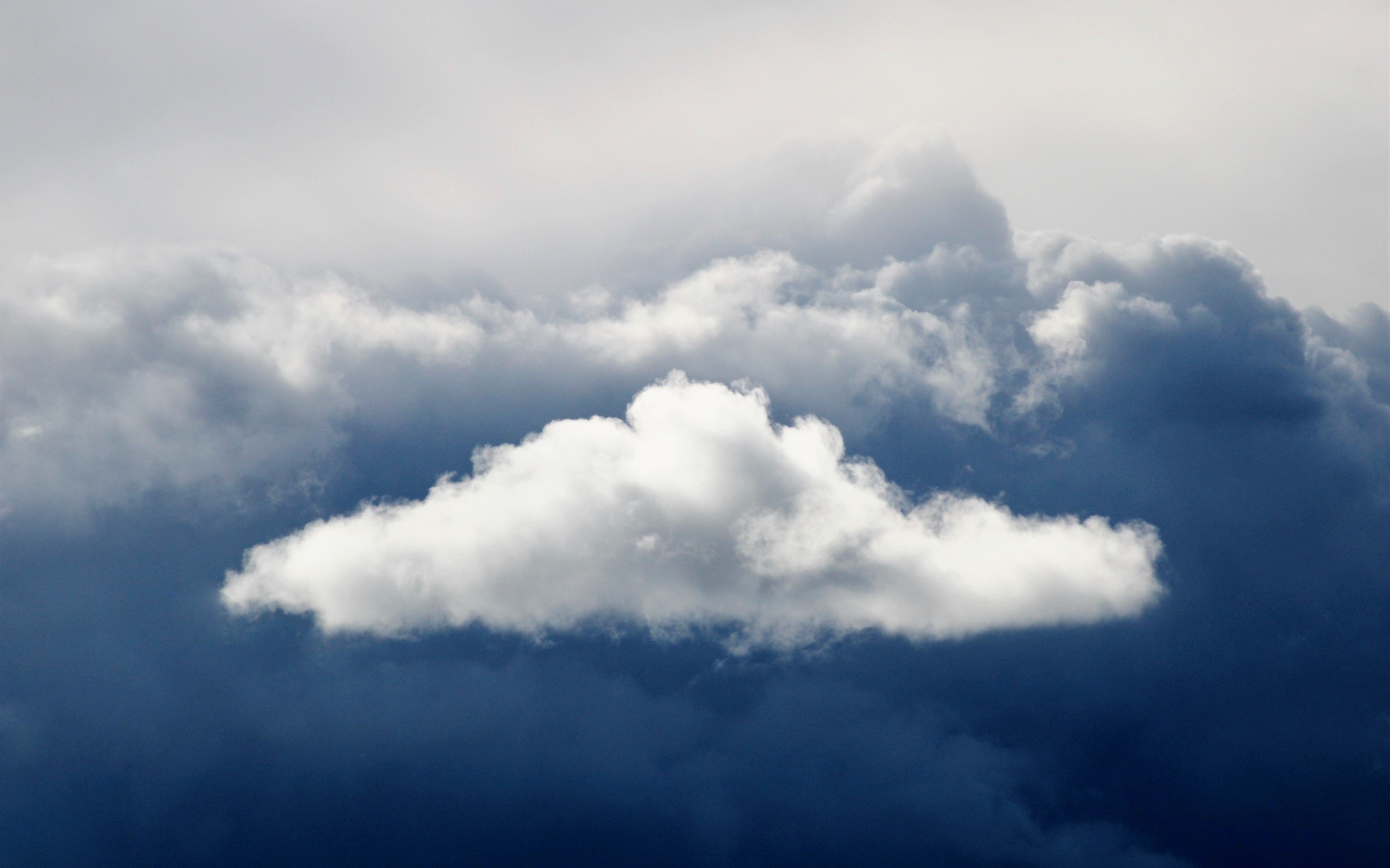 Белые облака в грозовом небе 