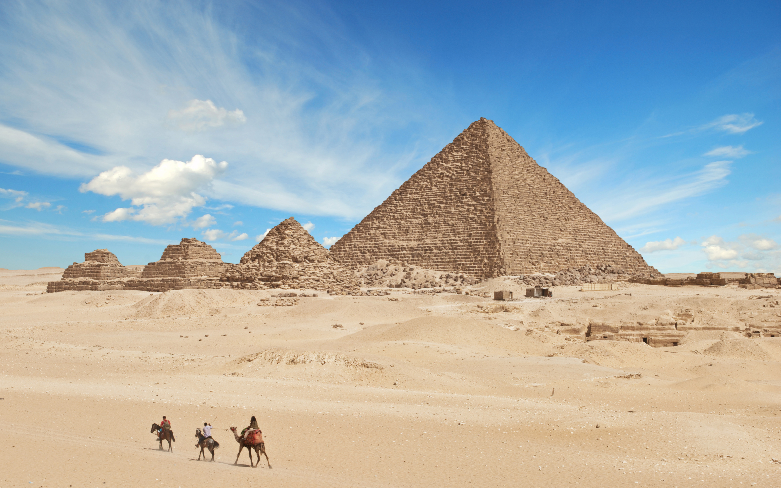 Старые пирамиды под голубым небом