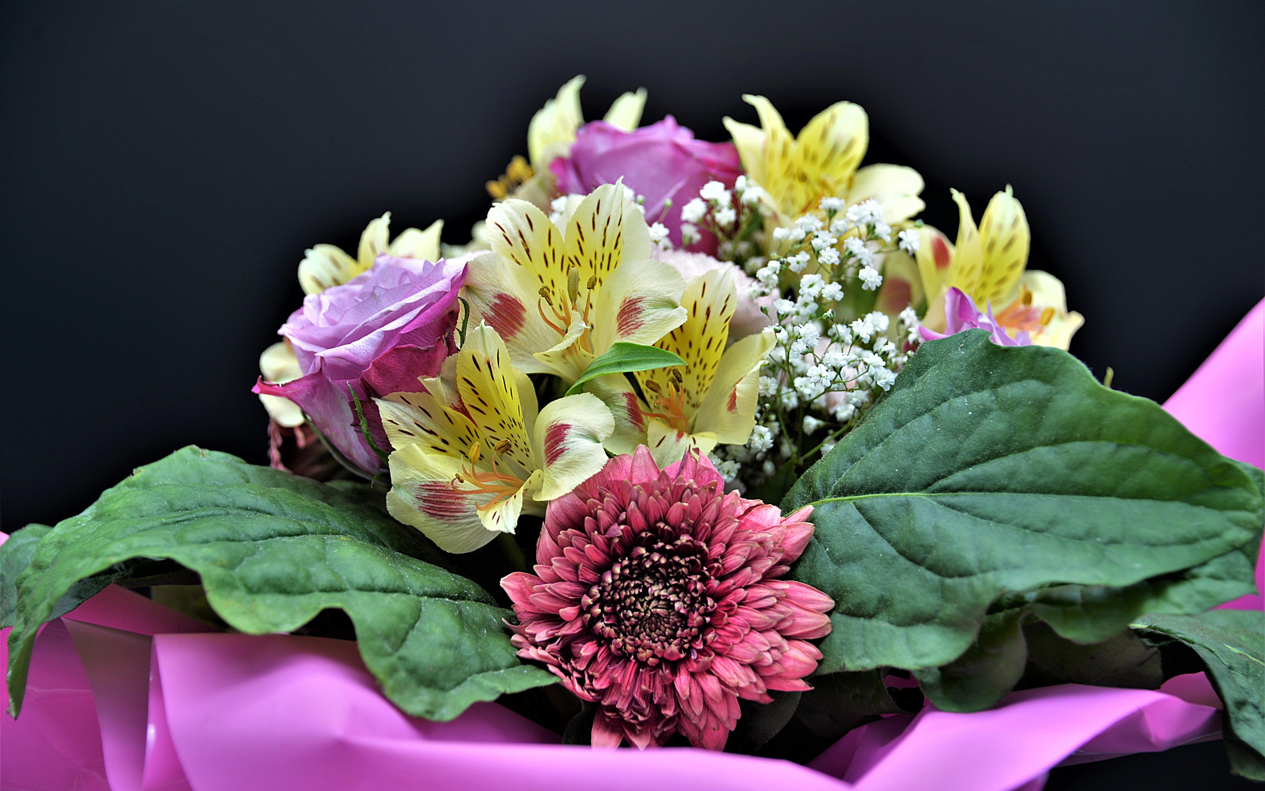 Красочный букет из цветов розы, альстромерии и герберы