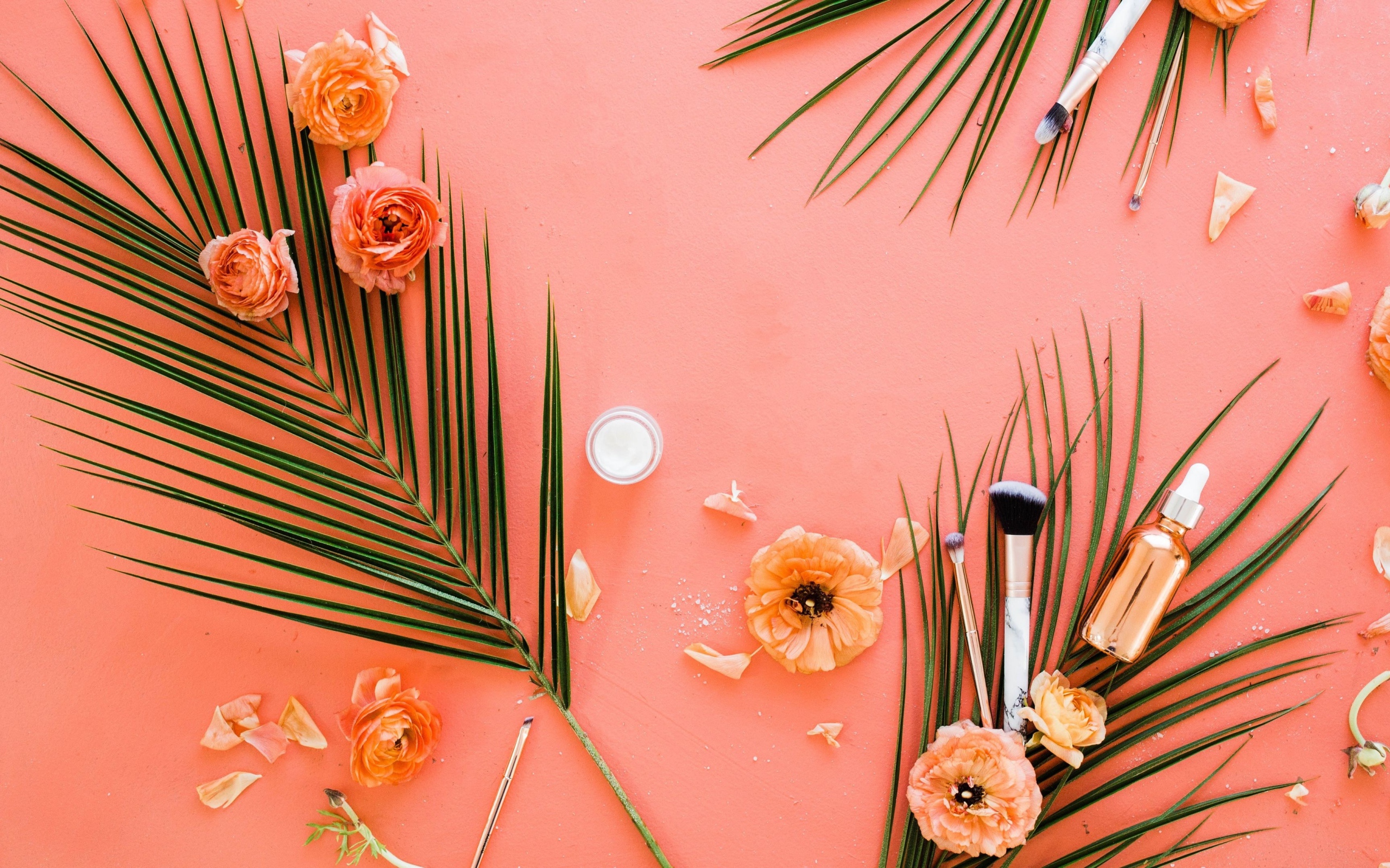 Розы и листья пальмы на розовом фоне 