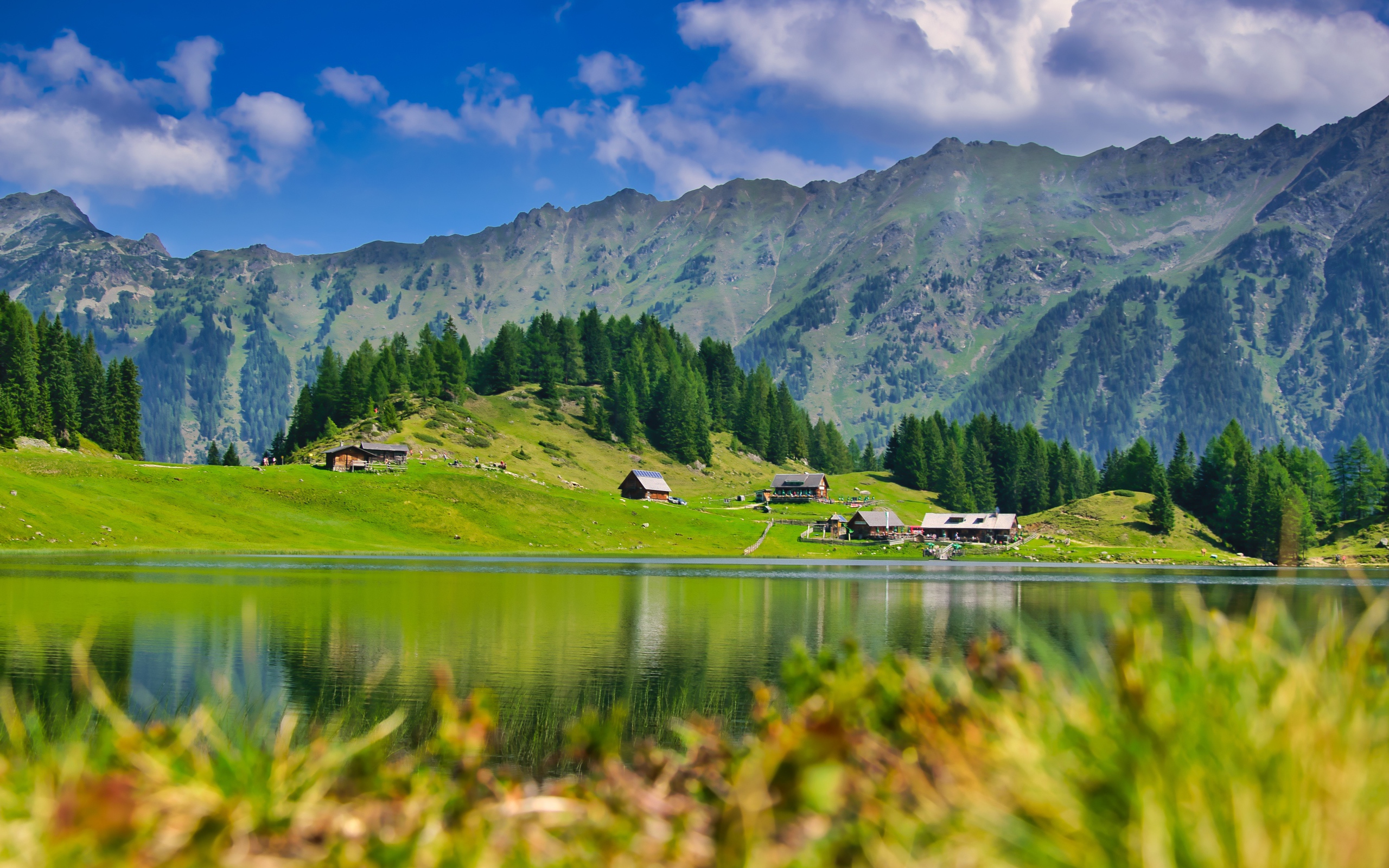 Красивый пейзаж на горы и озеро и зеленые луга
