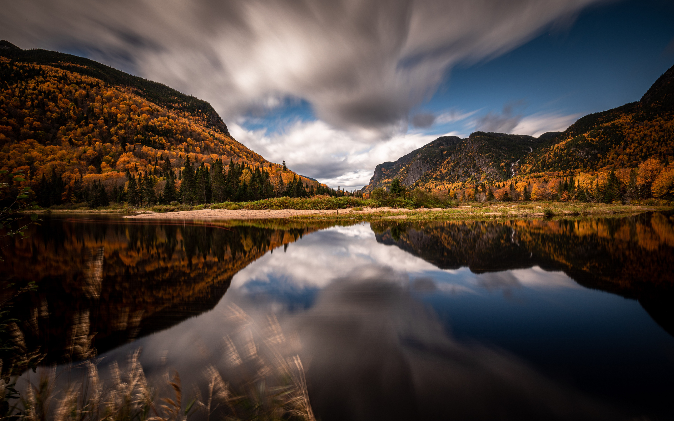 Красивый вид на горы у озера под небом 