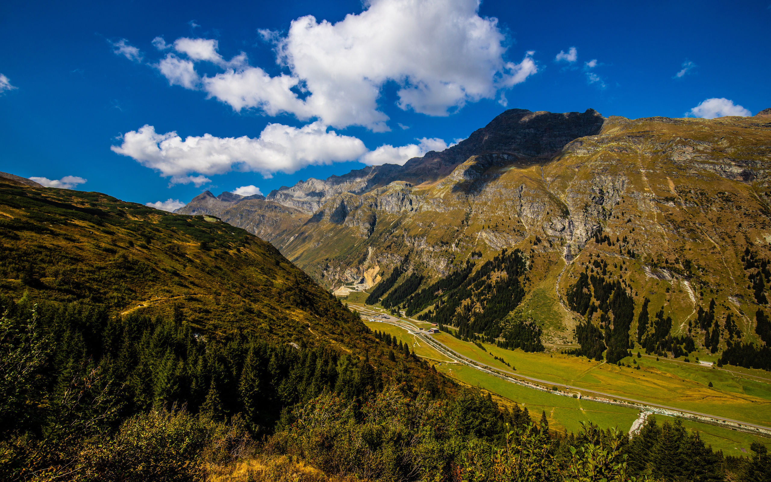 Высокие Швейцарские альпы под голубым небом 