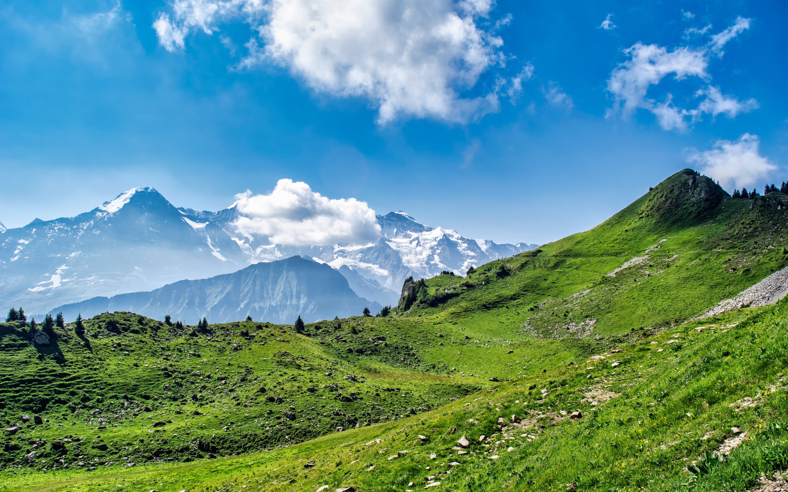 Белые облака над вершинами гор в голубом небе 