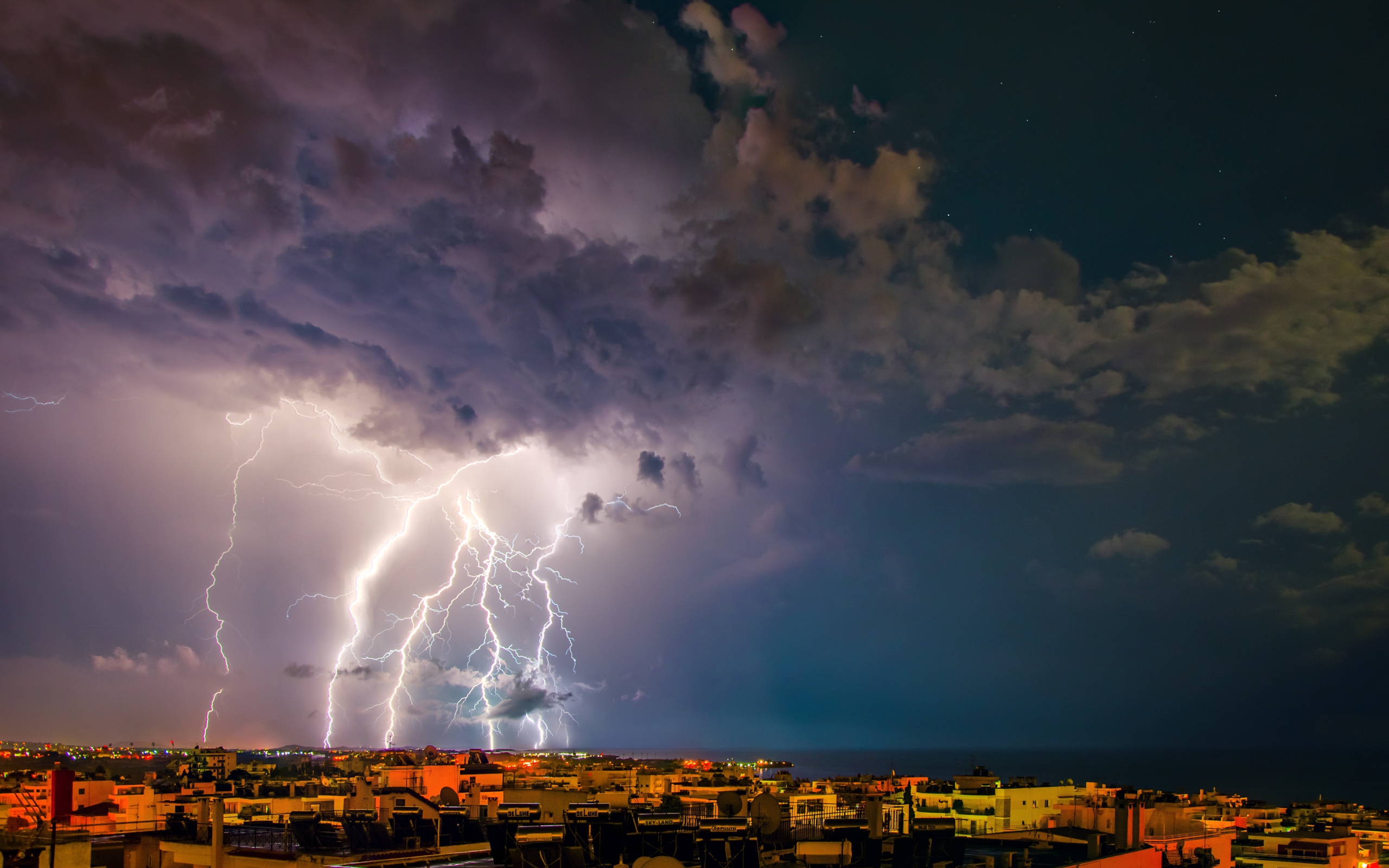 Шторм с молнией на фоне ночного города 