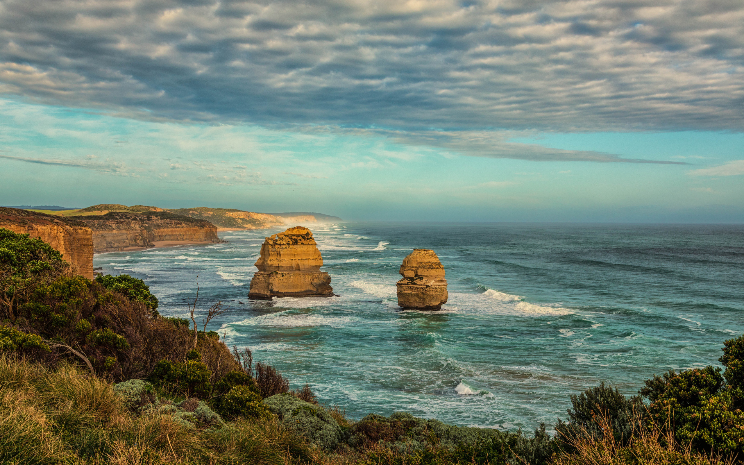 Красивый вид на скалистую береговую линию океана