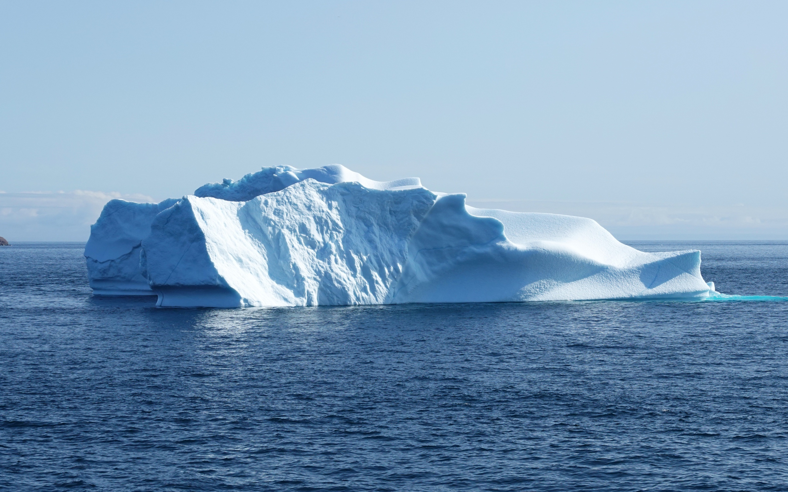 Большой айсберг в тихом холодном море 