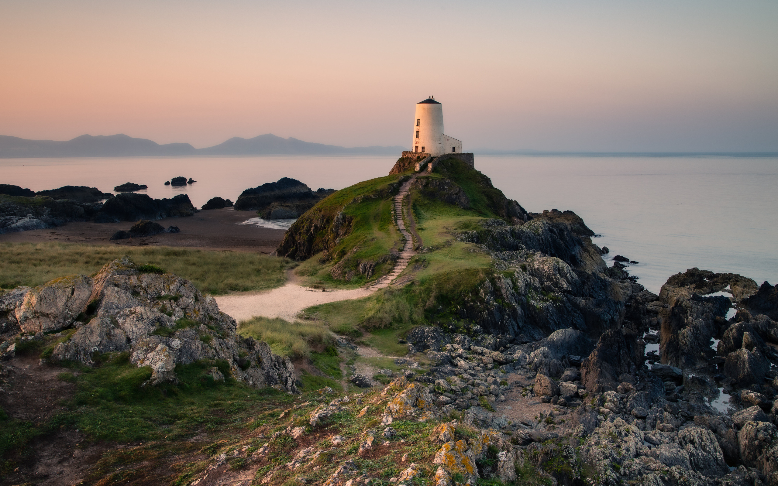 Маяк на краю утеса у моря, Великобритания 