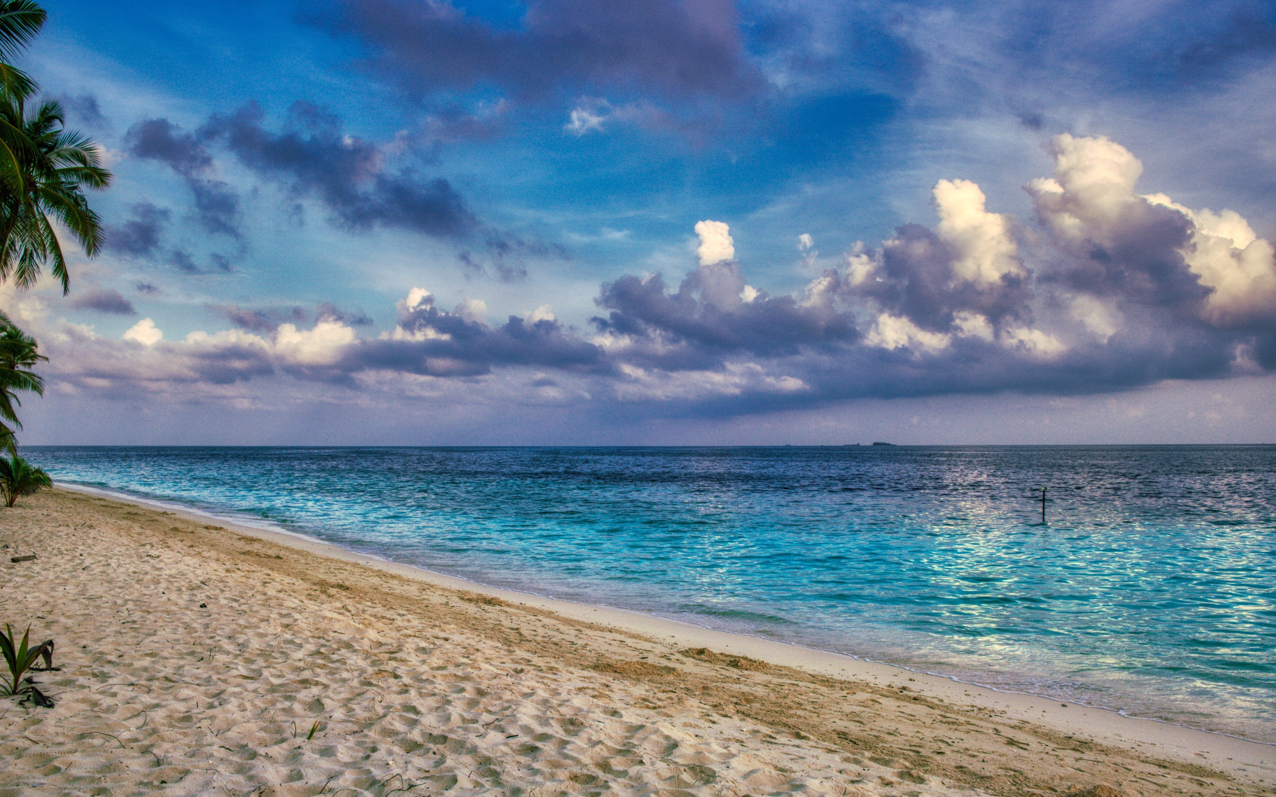 Густые облака над спокойной морской водой