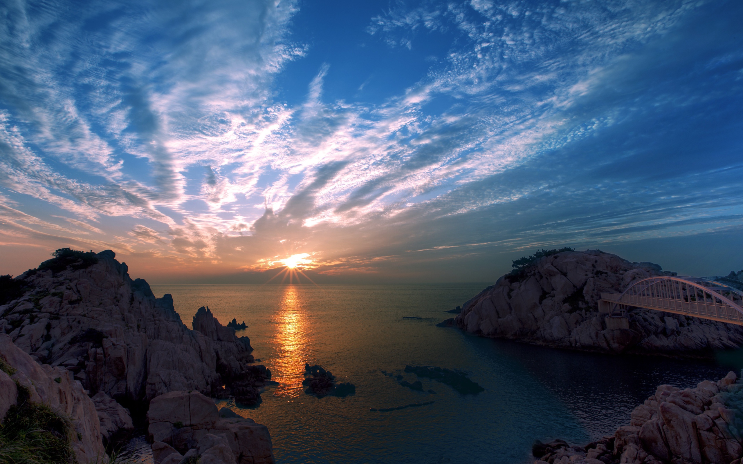 Красивый вид на закат над морем 