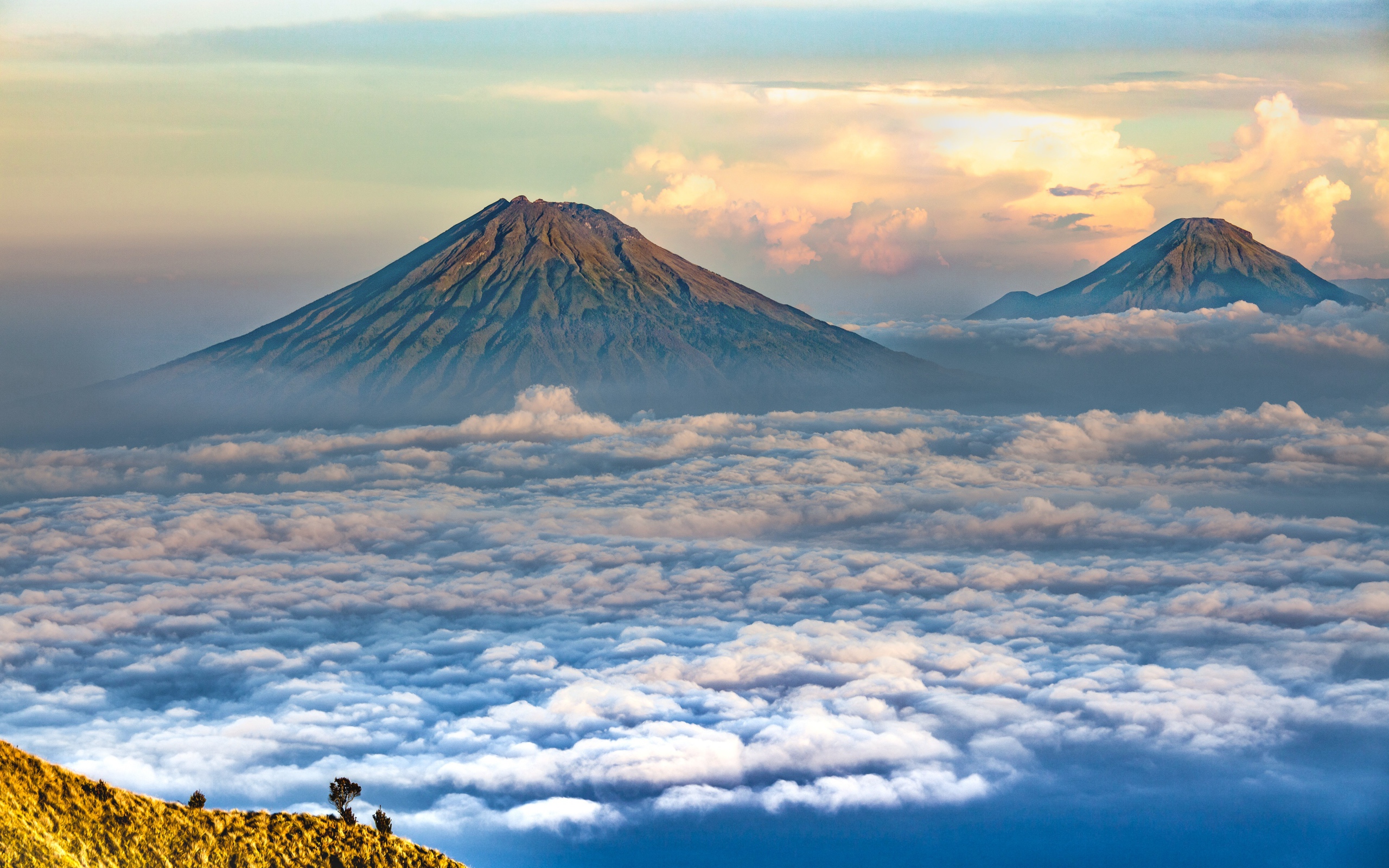 Вид на вершины спокойных вулканов 