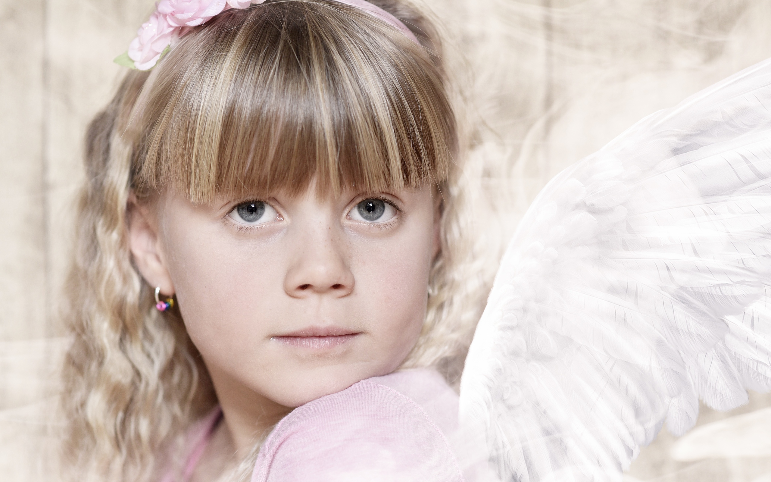 Красивая девочка с крыльями ангела с украшением на голове 