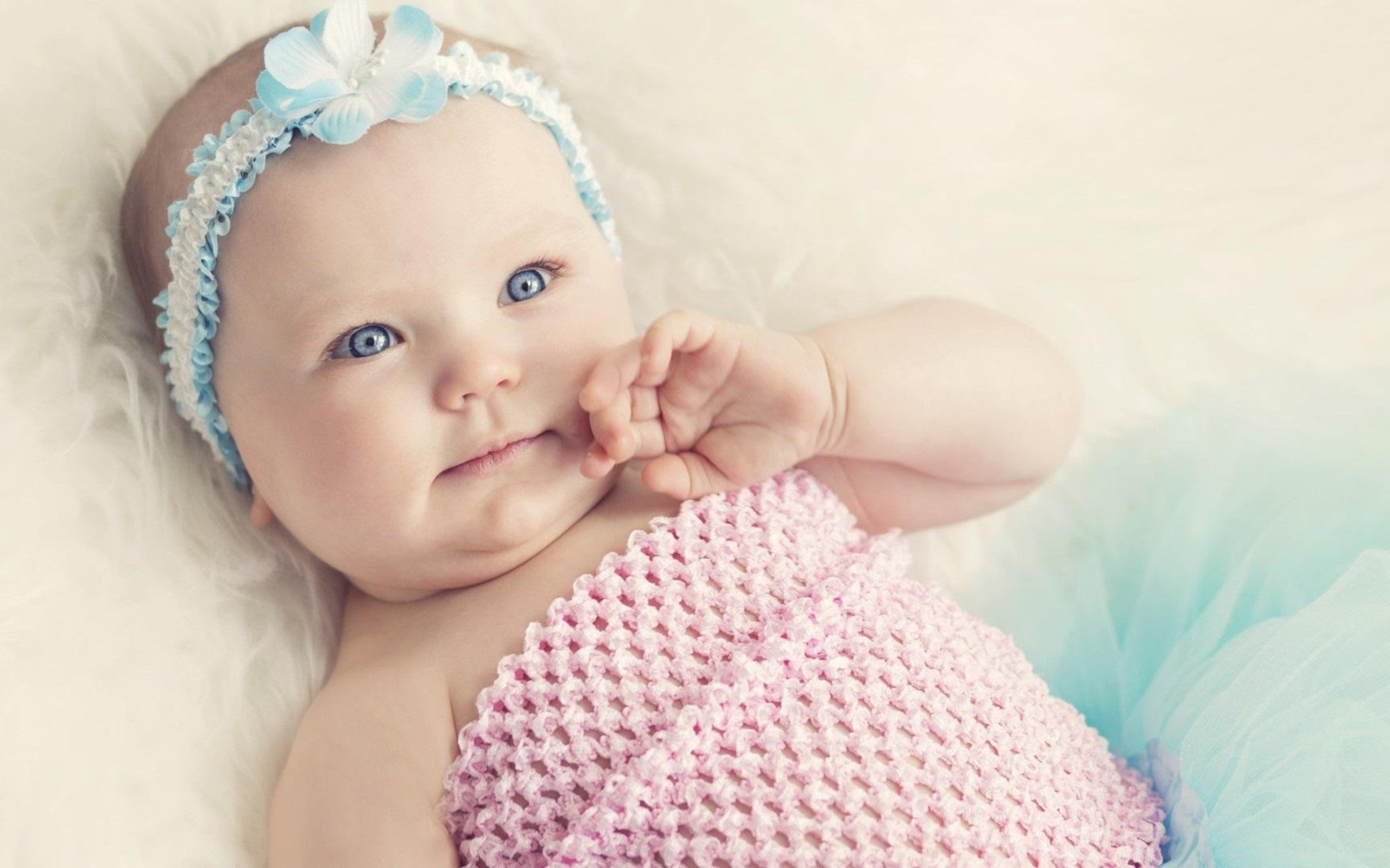 Голубоглазая маленькая девочка с повязкой на голове 