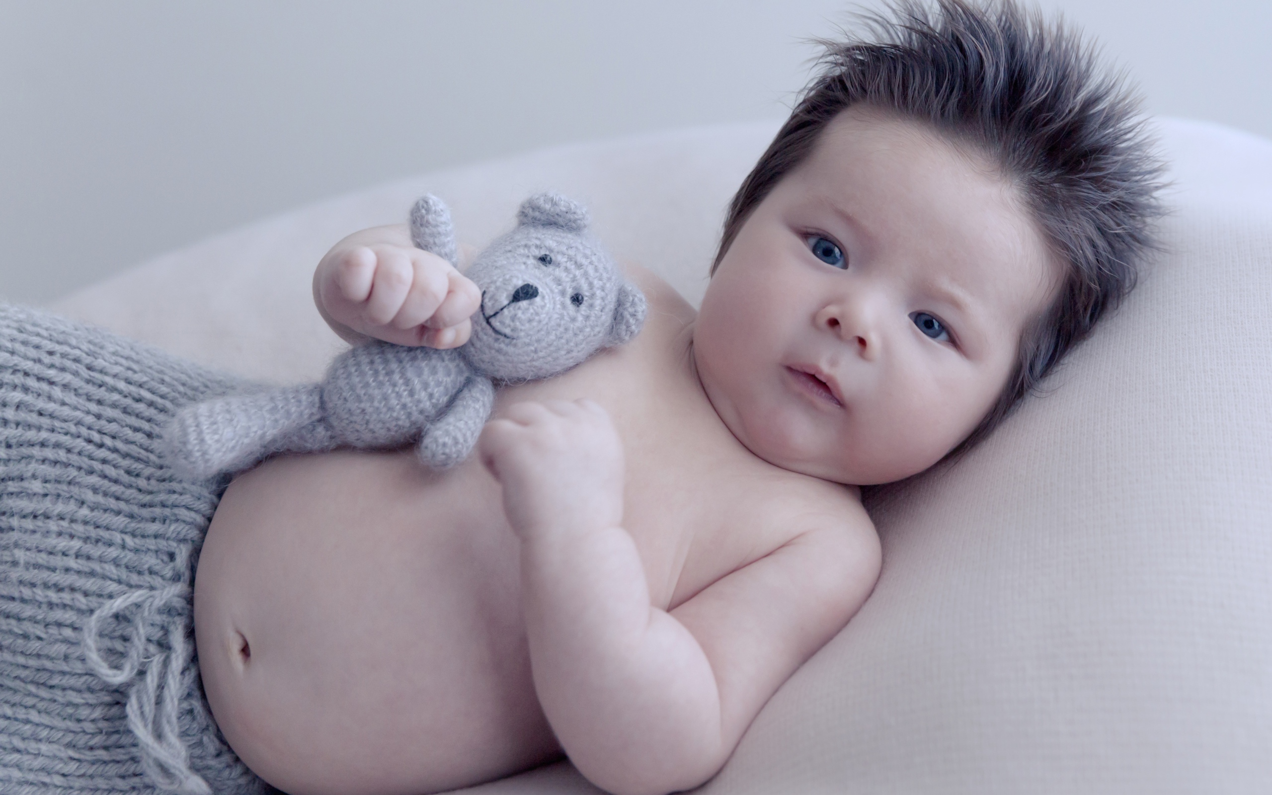 Грудной ребенок с шевелюрой на голове 