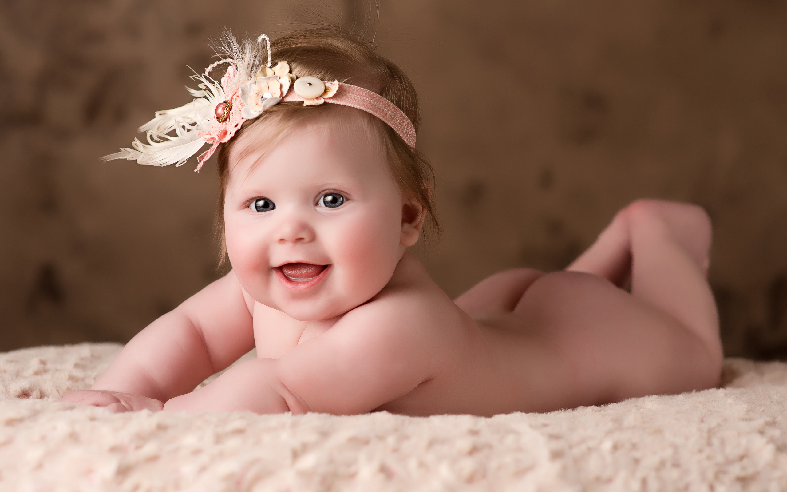 Маленькая забавная девочка с повязкой на голове