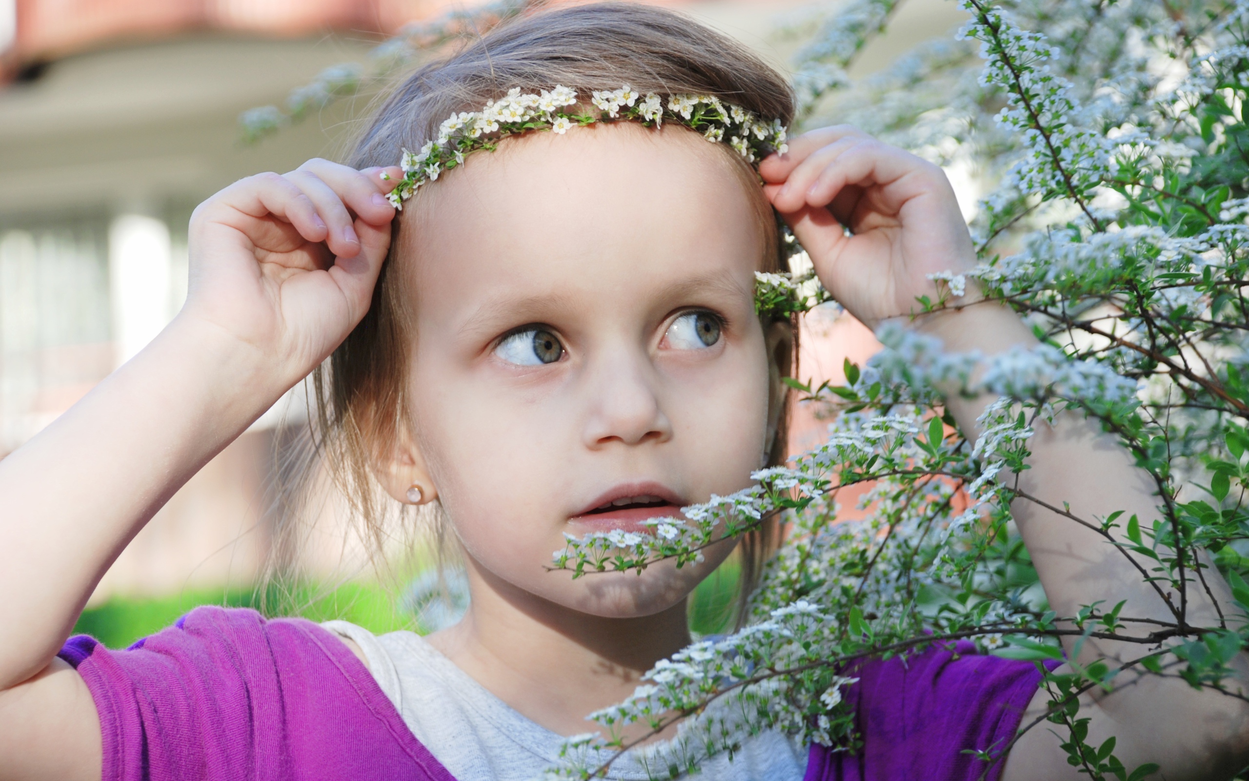 Маленькая девочка украсила голову белым цветком 