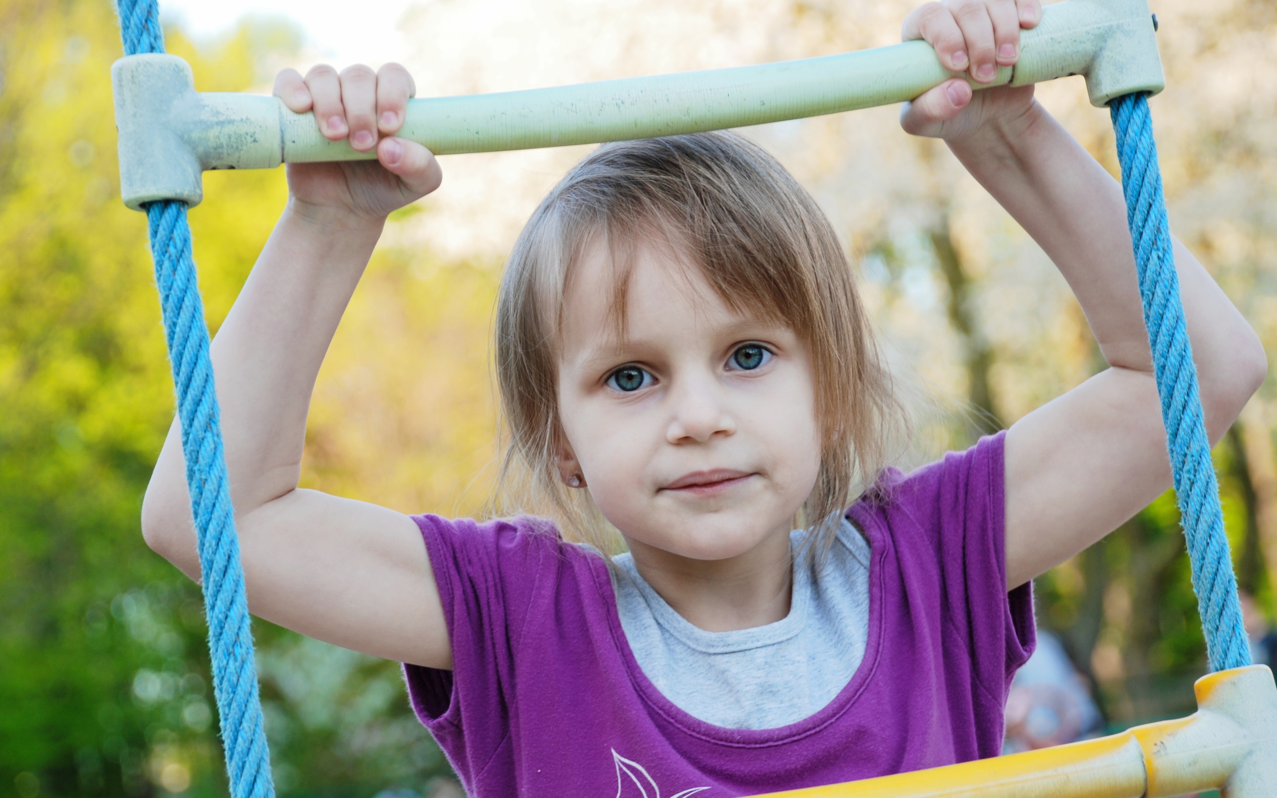 Маленькая девочка на подвесной лестнице 