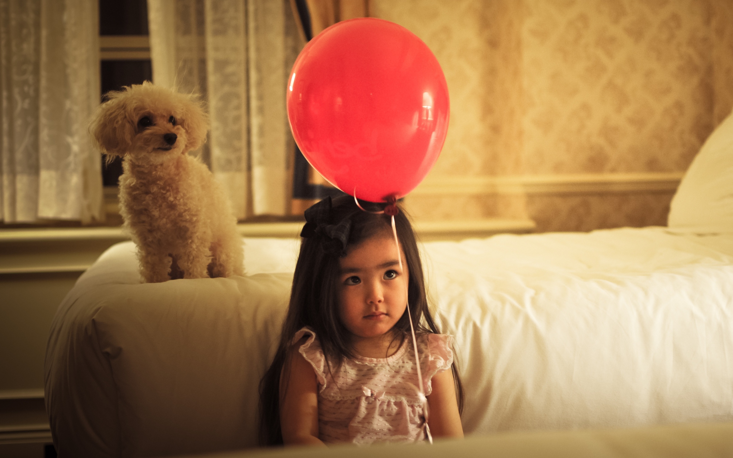 Грустная девочка азиатка с красным шариком