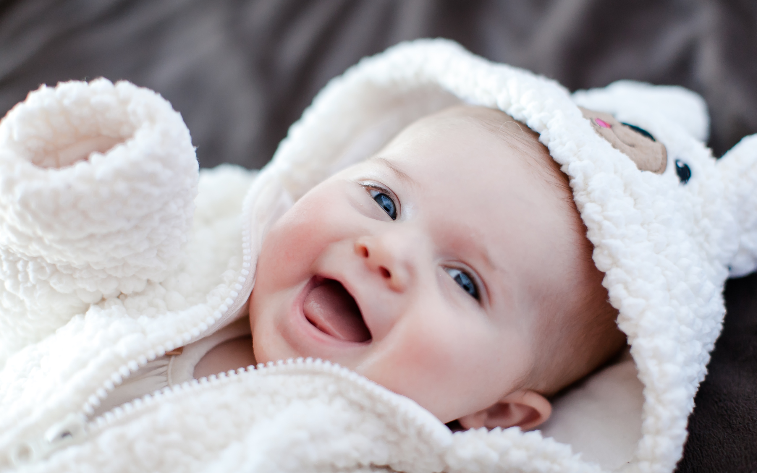 Улыбающийся милый ребенок в теплом костюме 