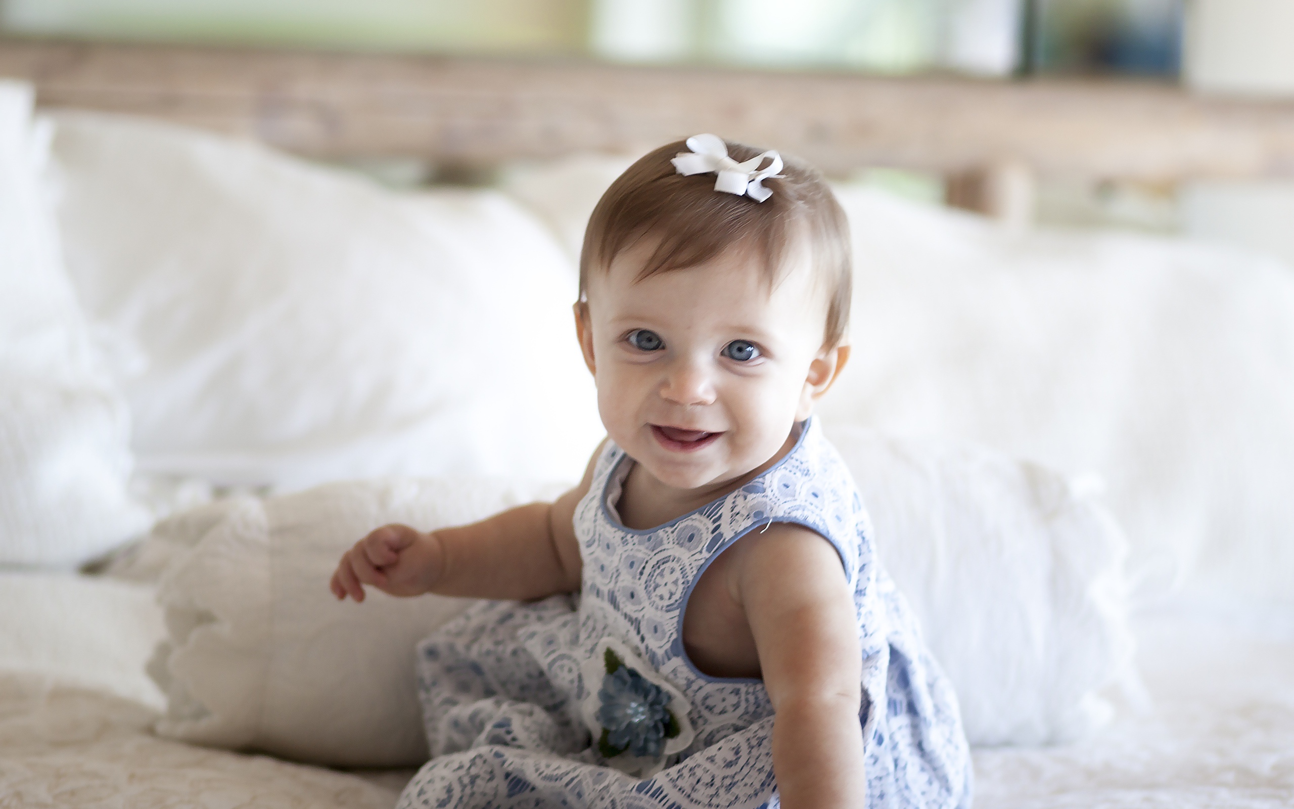 Улыбающаяся девочка в красивом платье 