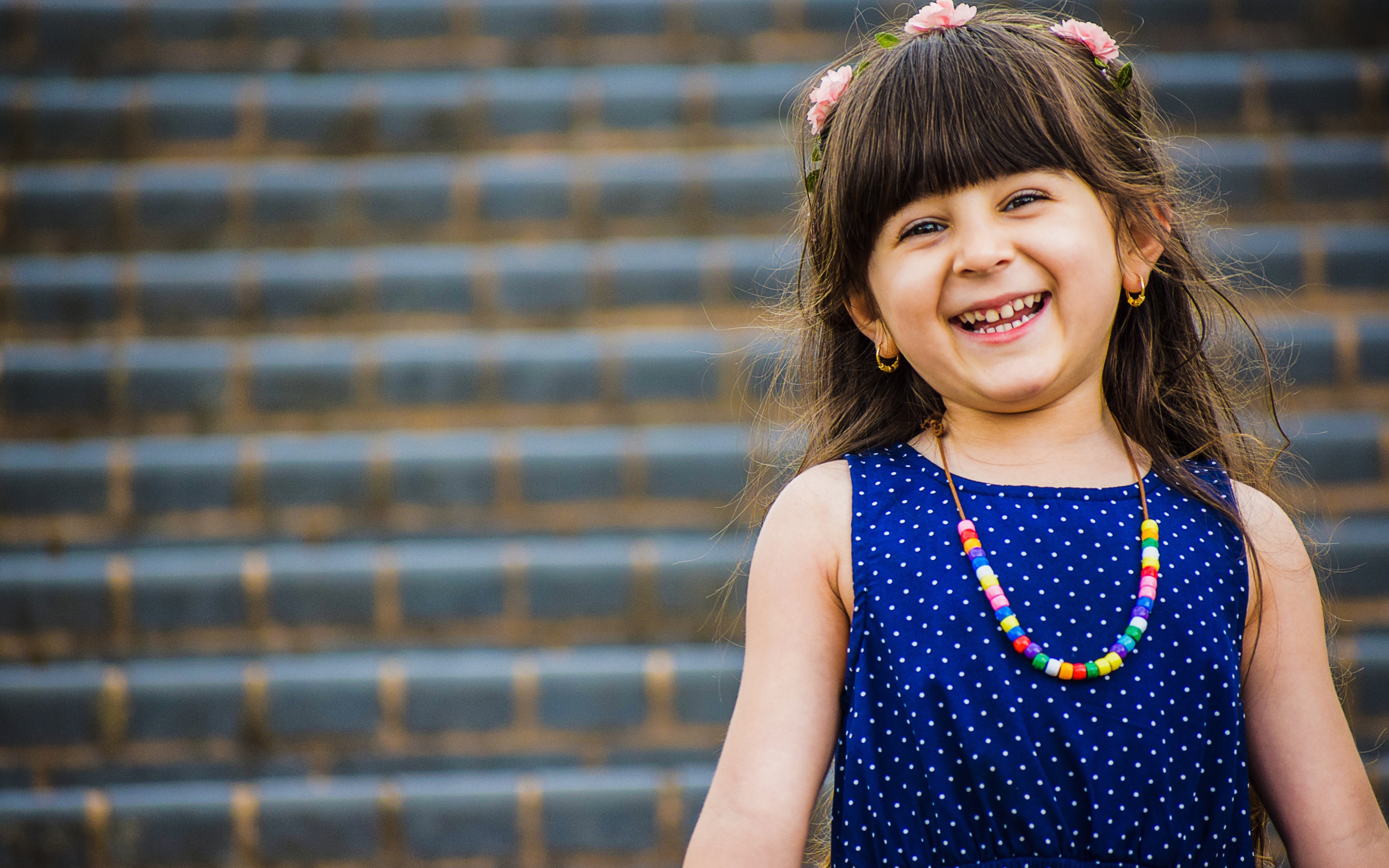 Улыбающаяся маленькая девочка в платье