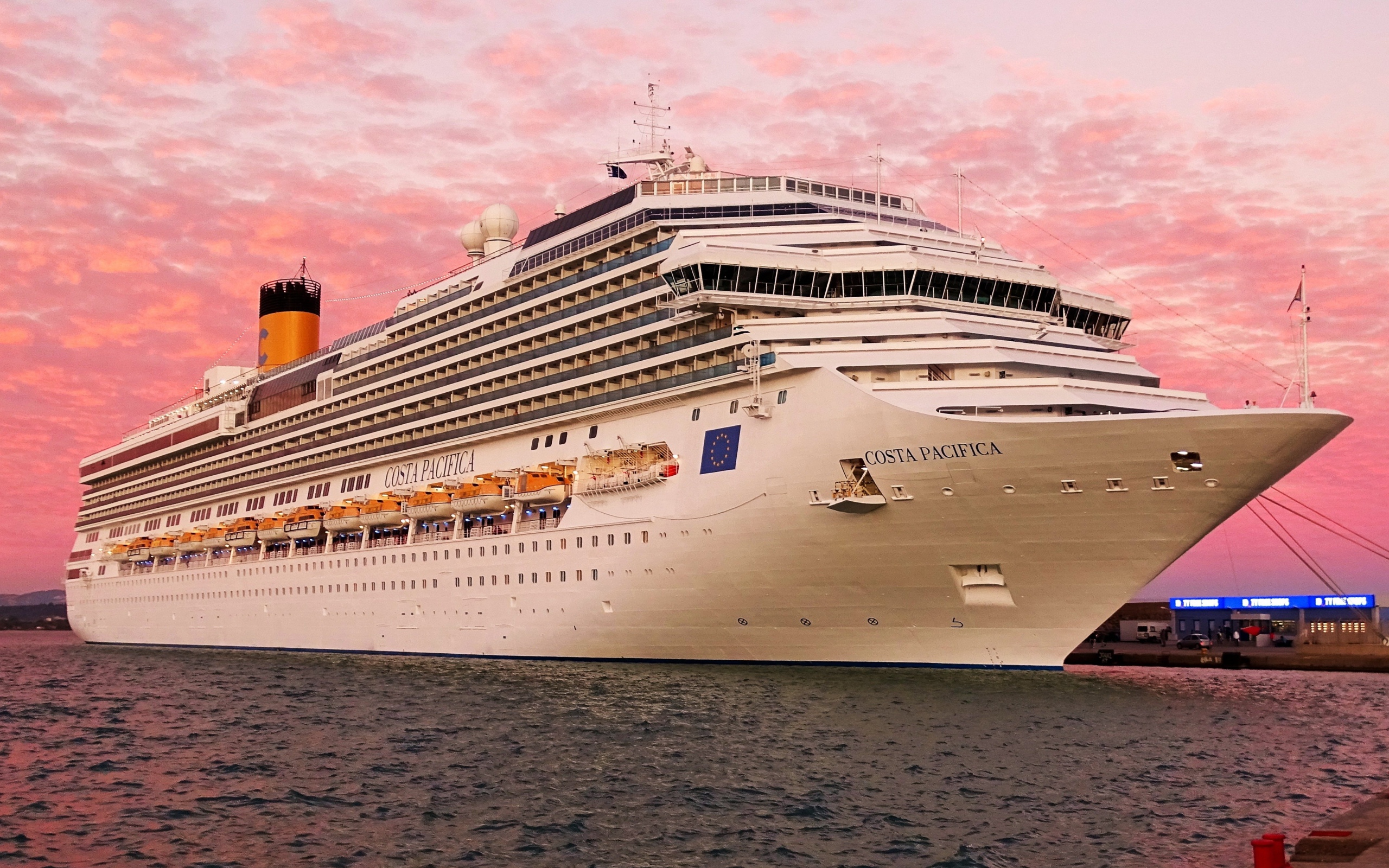 Круизный лайнер Costa Pacifica на фоне розового неба