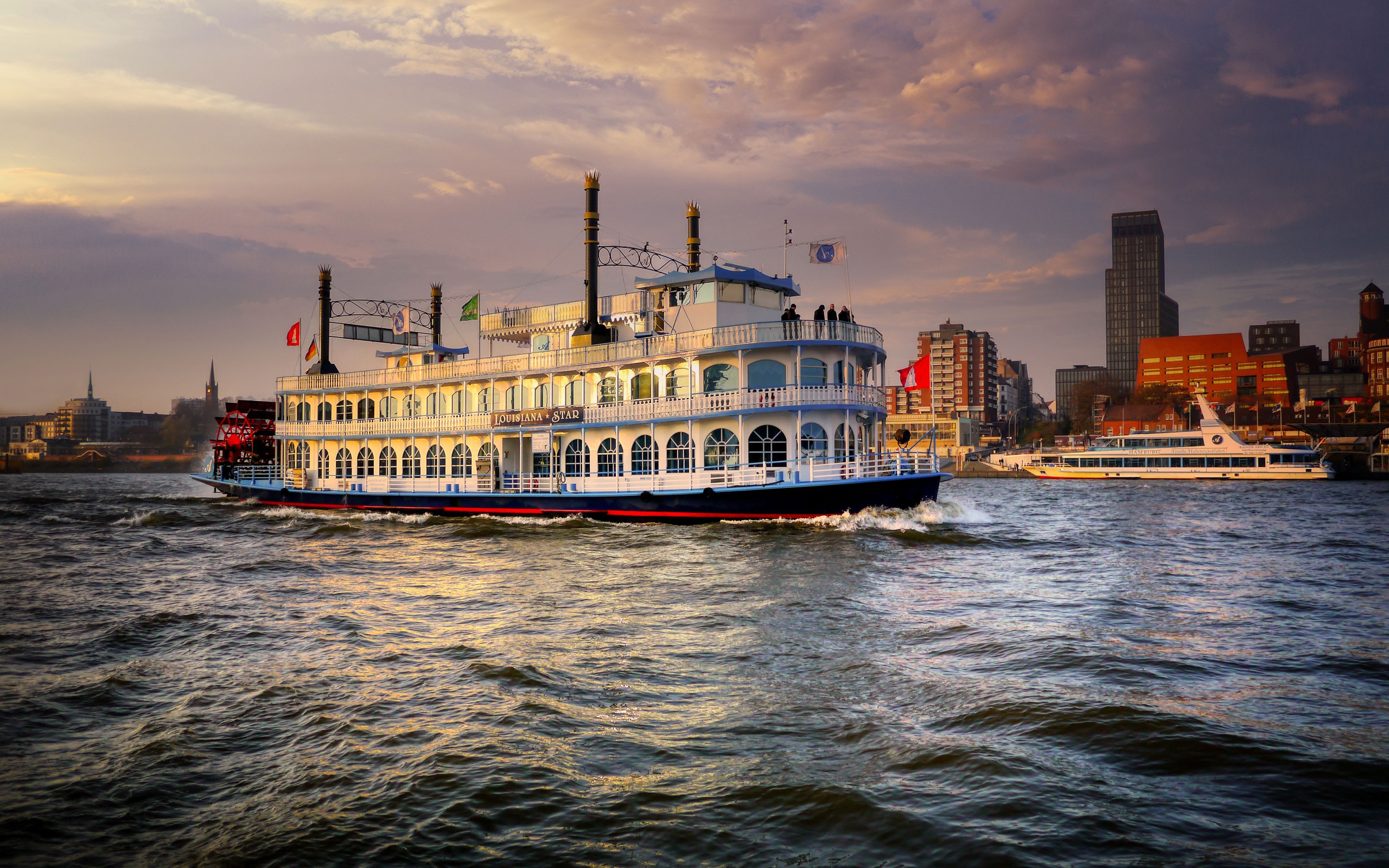 Большой круизный теплоход Louisiana Star  в воде 