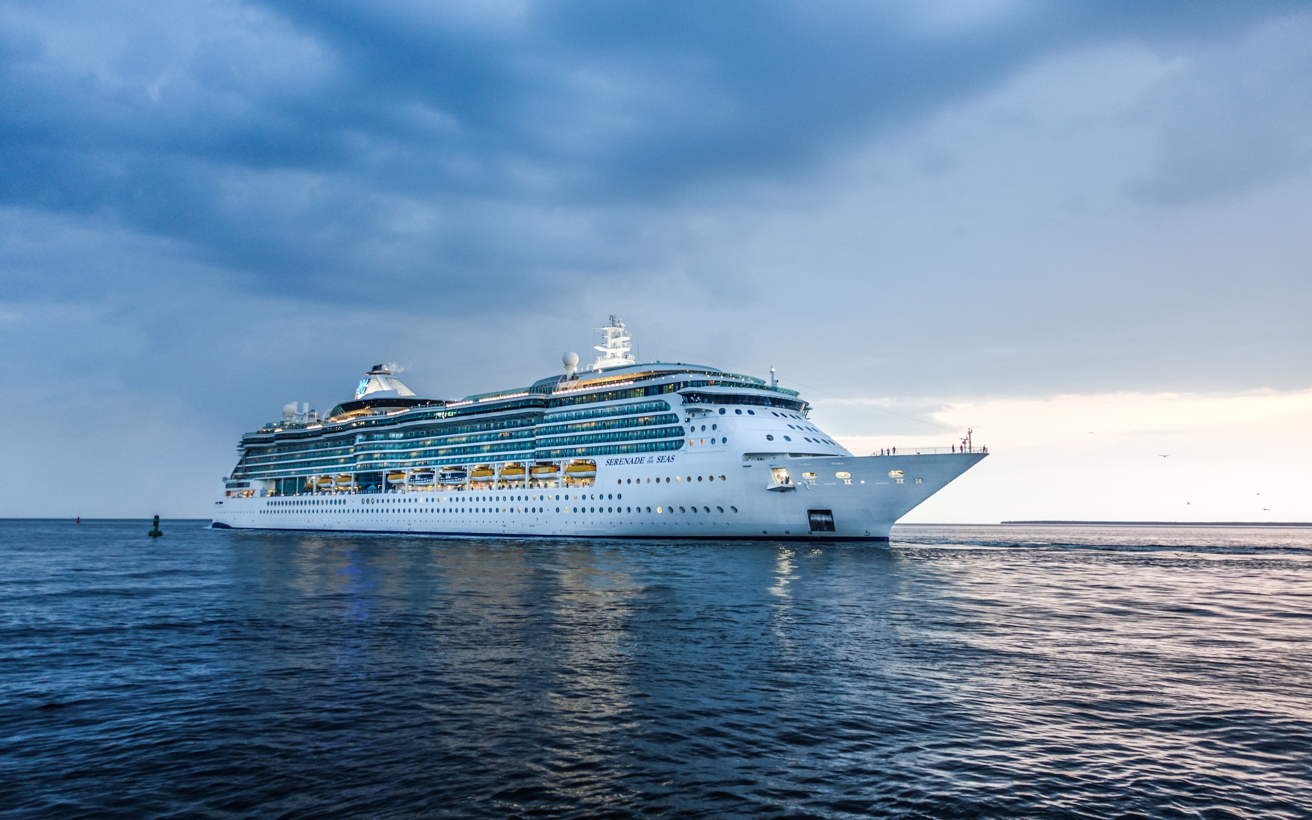 Большой круизный лайнер Serenade of the Seas в море 