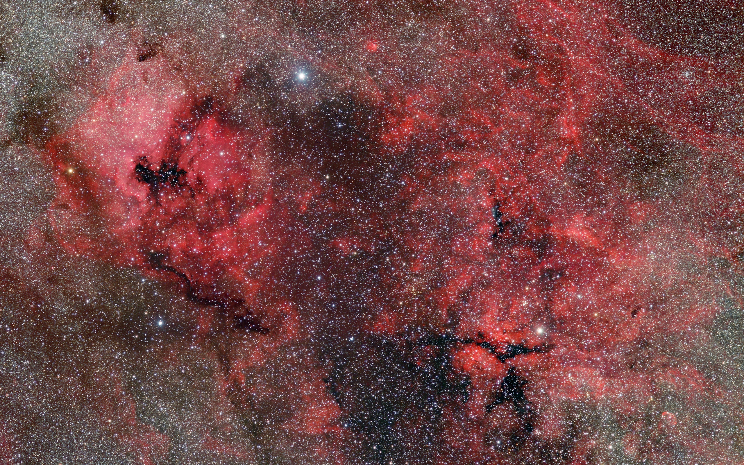 Розовая туманность в космосе