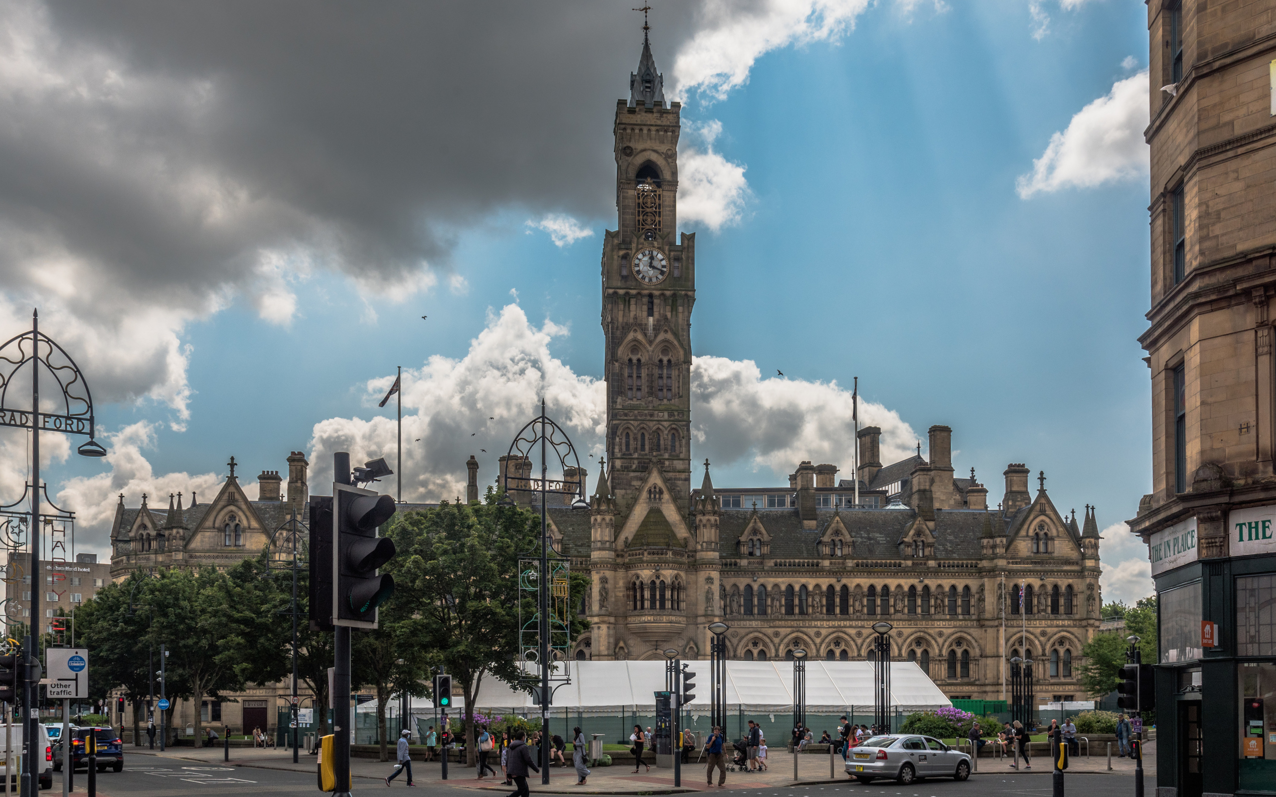 Часы на башне в городе, Англия