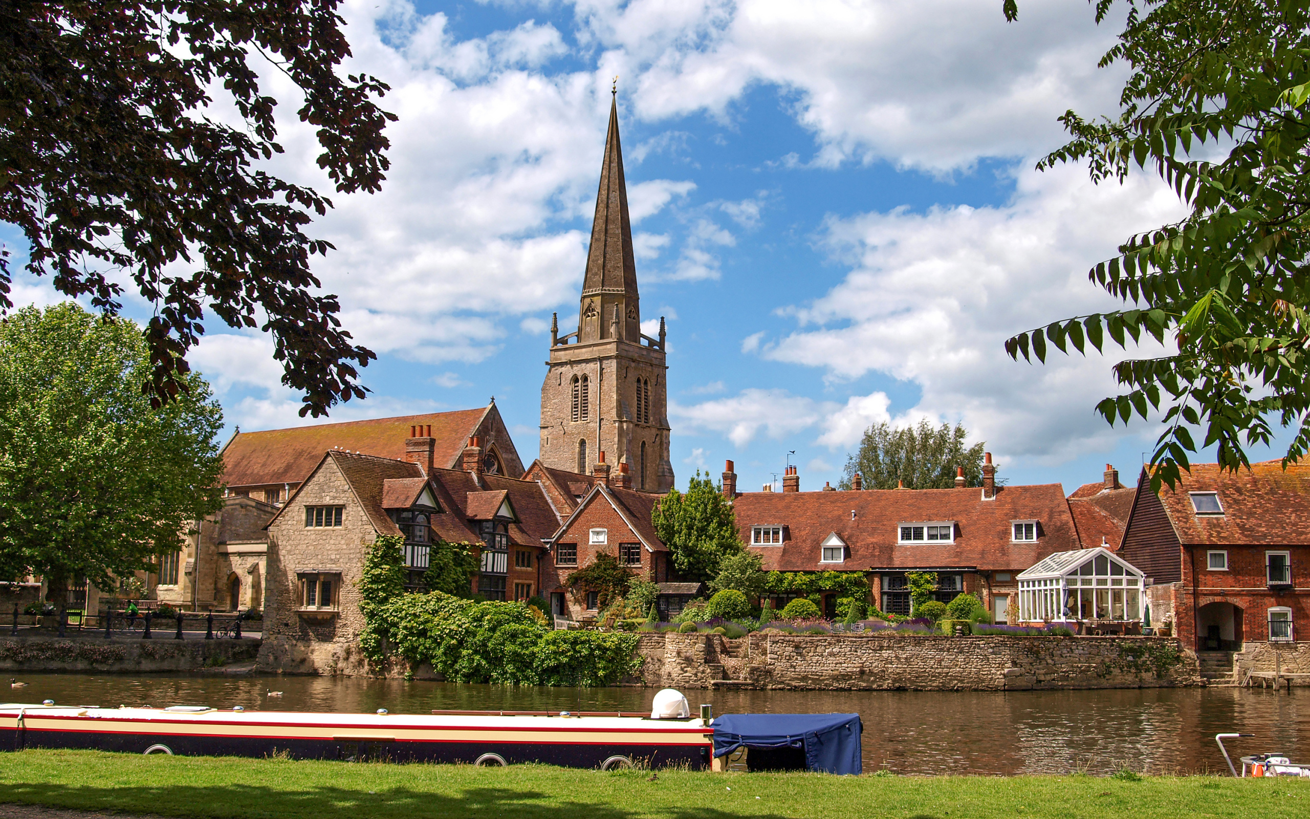 Старинные дома у реки в городе Абингдон, Англия