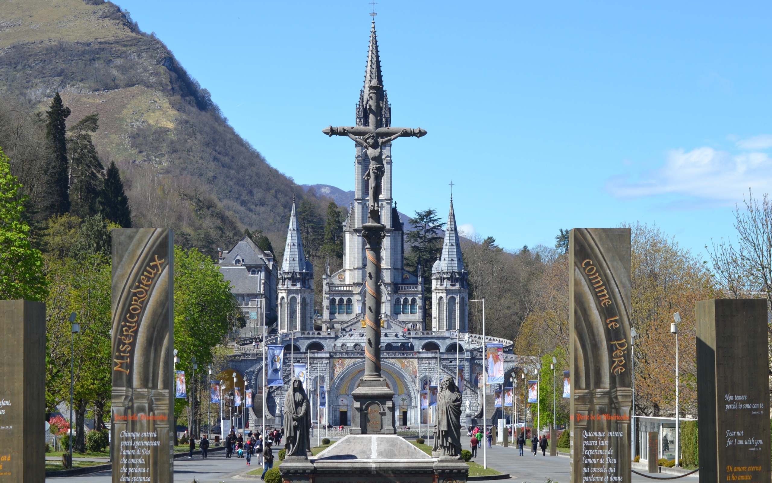 Монумент у базилики Святой Розарии, Франция