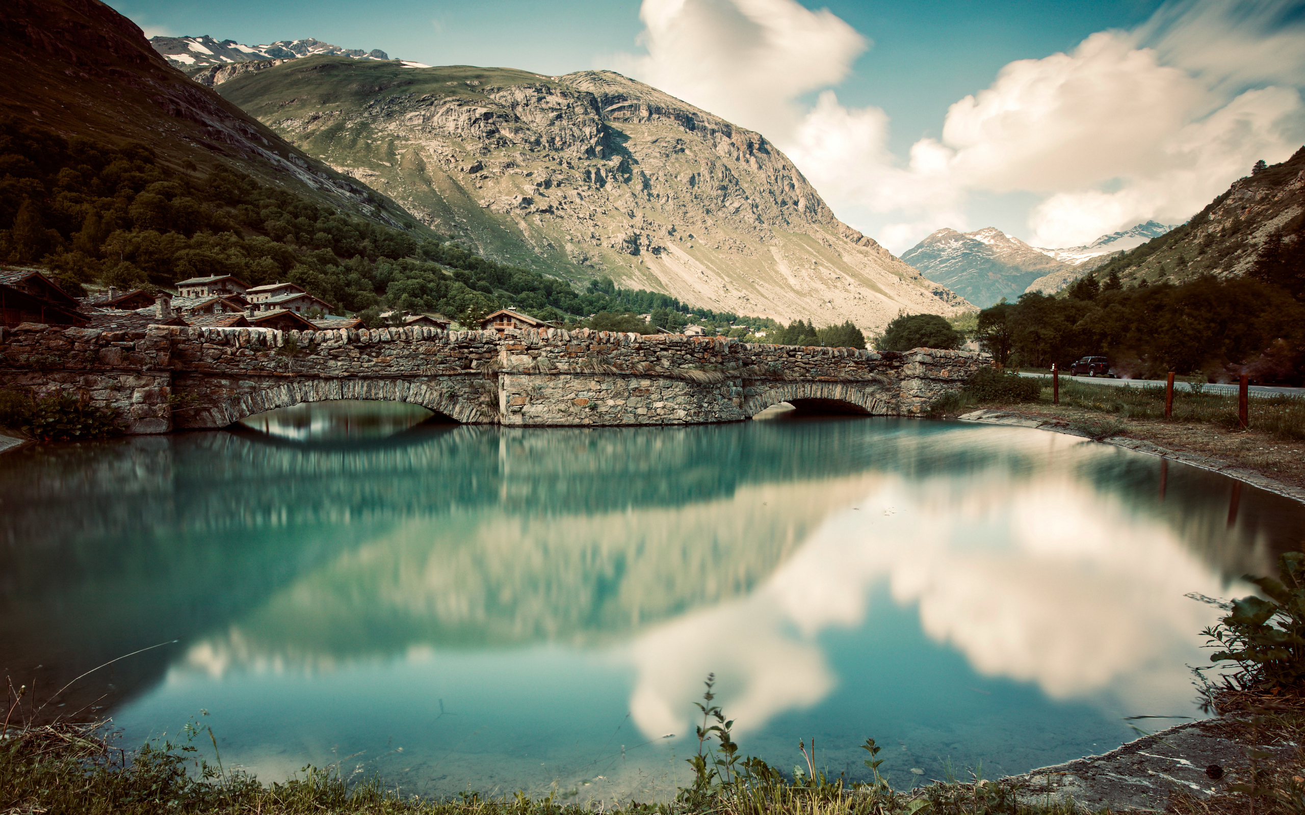 Старый кирпичный мост на озере у горы,Франция