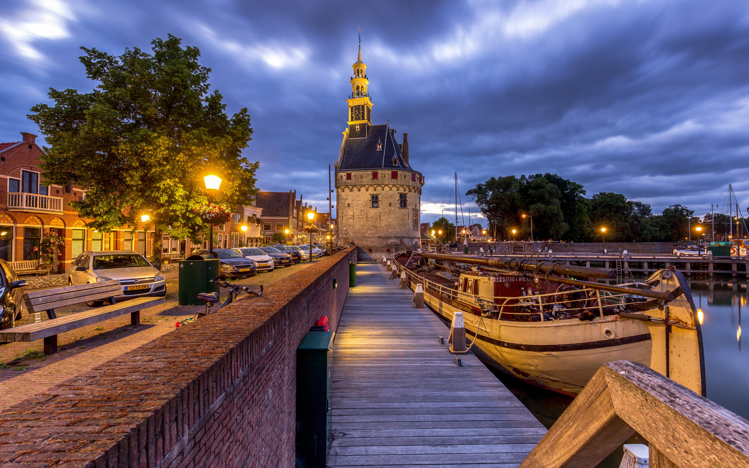 Деревянный мост на пристани в сумерках, Нидерланды 