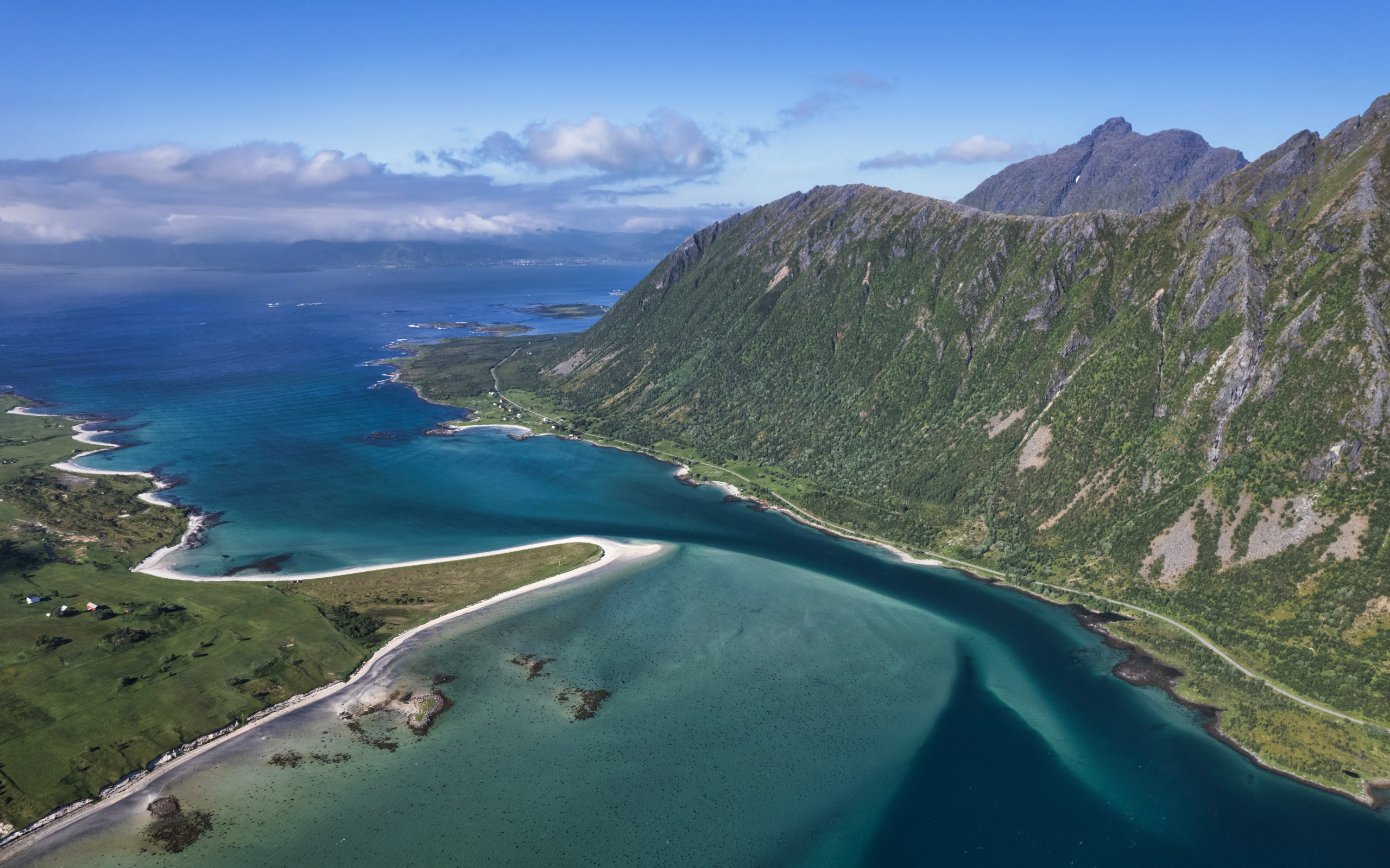 Красивый горный пейзаж у моря, Лофотенские острова, Норвегия 