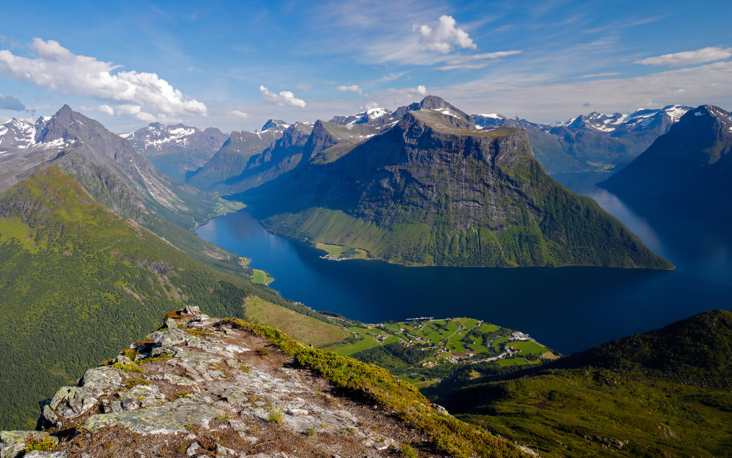 Красивый вид на зеленые горы фьорда, Норвегия