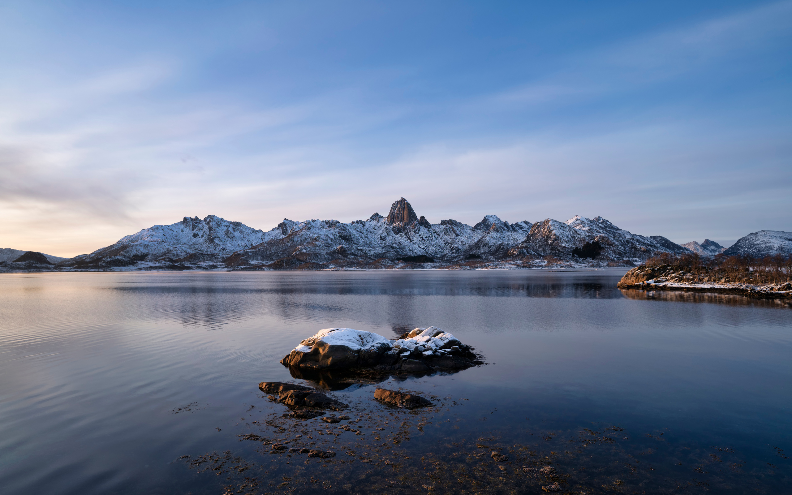 Заснеженные Лофотенские острова под голубым небом, Норвегия 